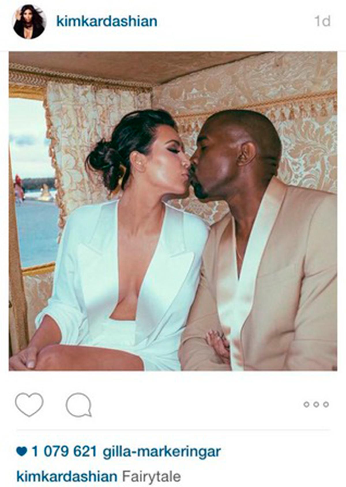 Kim bjuckar på bildextra från festen! Var Kim firade sitt första år som Mrs Kardashian-West? På favvoplatsen Instagram så klart! Där bjussade realitydrottningen på flera aldrig tidigare visade bilder från sitt och Kanyes bröllop — bland annat inifrån parets post-vigsel-photobooth-session...
