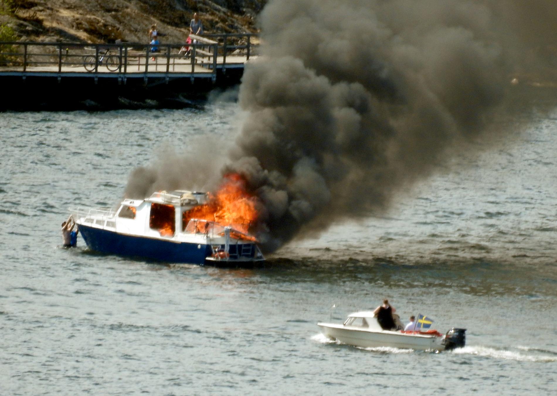 En fritidsbåt började brinna i vattnet mellan Långholmen och Stora Essingen i Stockholm i torsdags.