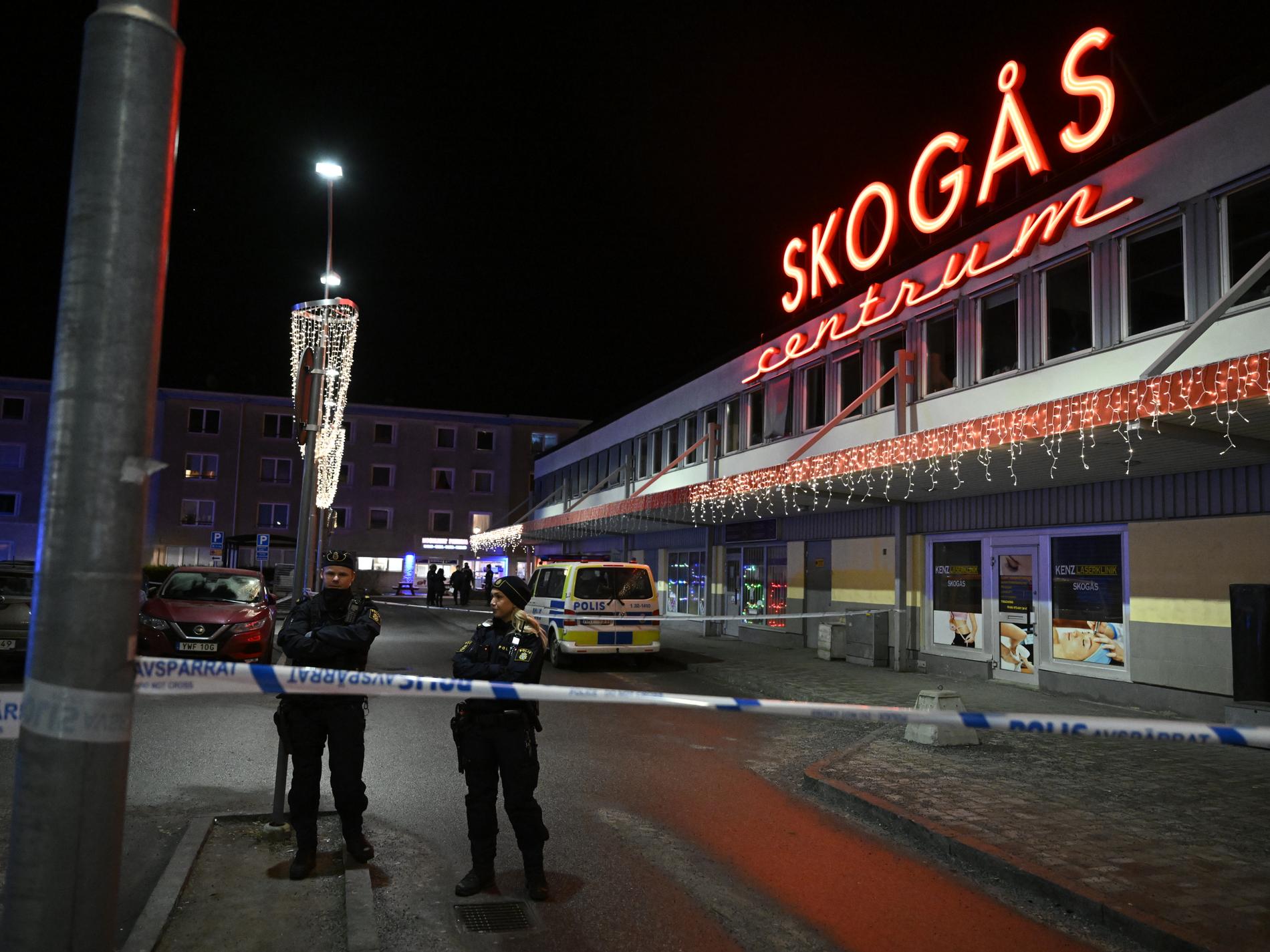 Man skjuten i Skogås – stor polisinsats