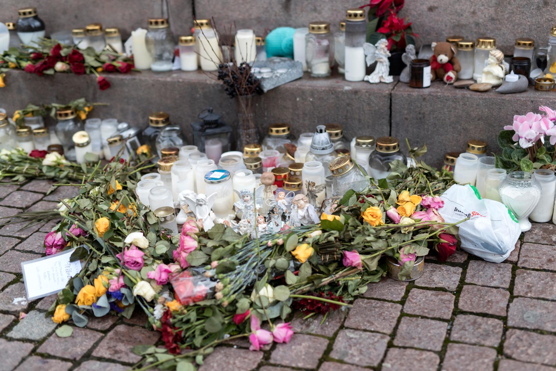 Blommor i ljus i centrala Uddevalla, till minne av den mördade 17-åringen.