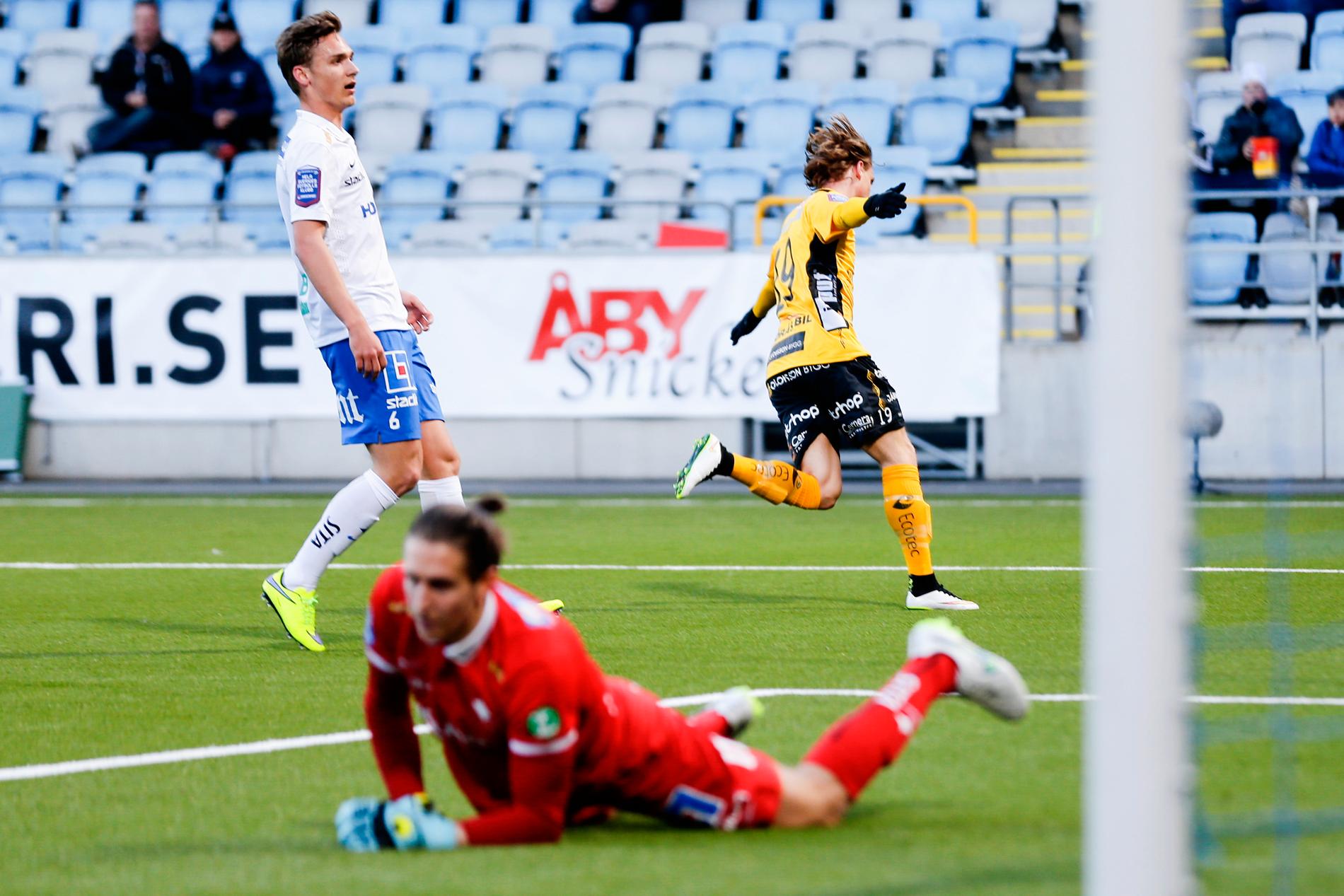 Hedlund jublar efter sitt 1-0-mål.