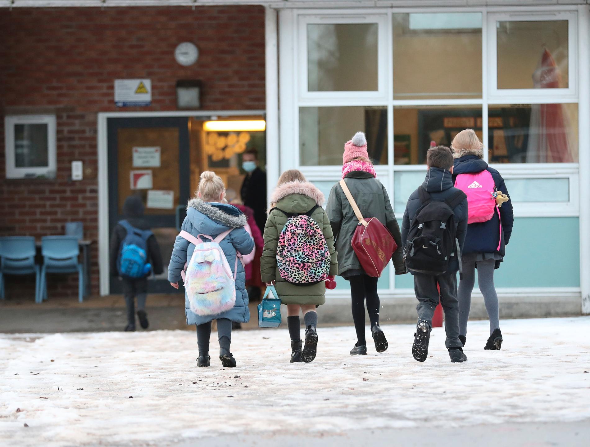 Elever kommer till Manor Park School and Nursery i Knutsford, England, den 4 januari 2021. Efter hemundervisning får de i dag åter komma till skolan igen.