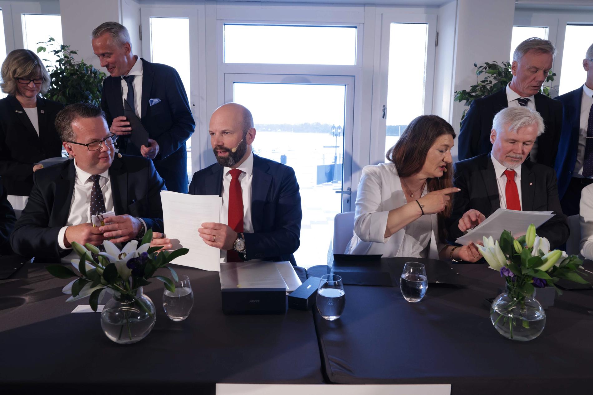 LO:s Susanna Gideonsson och Torbjörn Johansson skriver under det nya huvudavtalet tillsammans med Mattias Dahl från Svenskt Näringsliv och Martin Wästfelt från PTK.