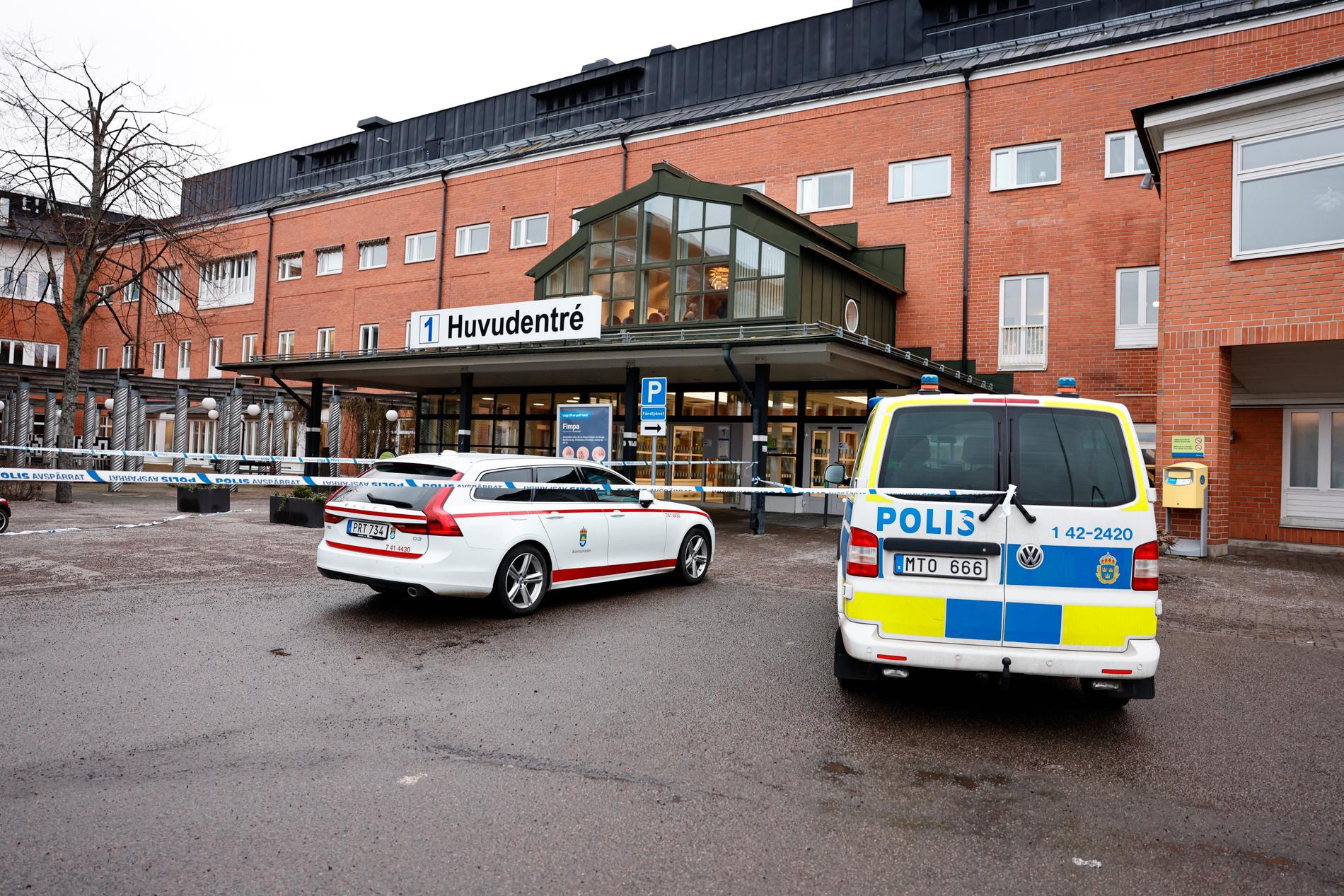 Polisen på plats vid Vrinnevisjukhuset i Norrköping efter att två beväpnade och maskerade män fritagit en grov brottsling i samband med ett planerat sjukhusbesök. Den fritagne hade färdats i en Kriminalvårdstransport. Den fritagne är den dömde gängkriminelle Milad Safi, 20, enligt Aftonbladets uppgifter.