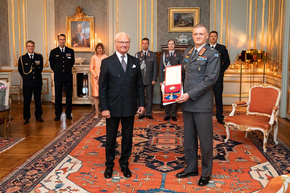 General Timo Kivinen tilldelades kommendörstecknet med stora korset av Kungliga Nordstjärneorden av svenske kungen Carl Gustaf förra året för sitt arbete med det finsk-svenska försvarssamarbetet.