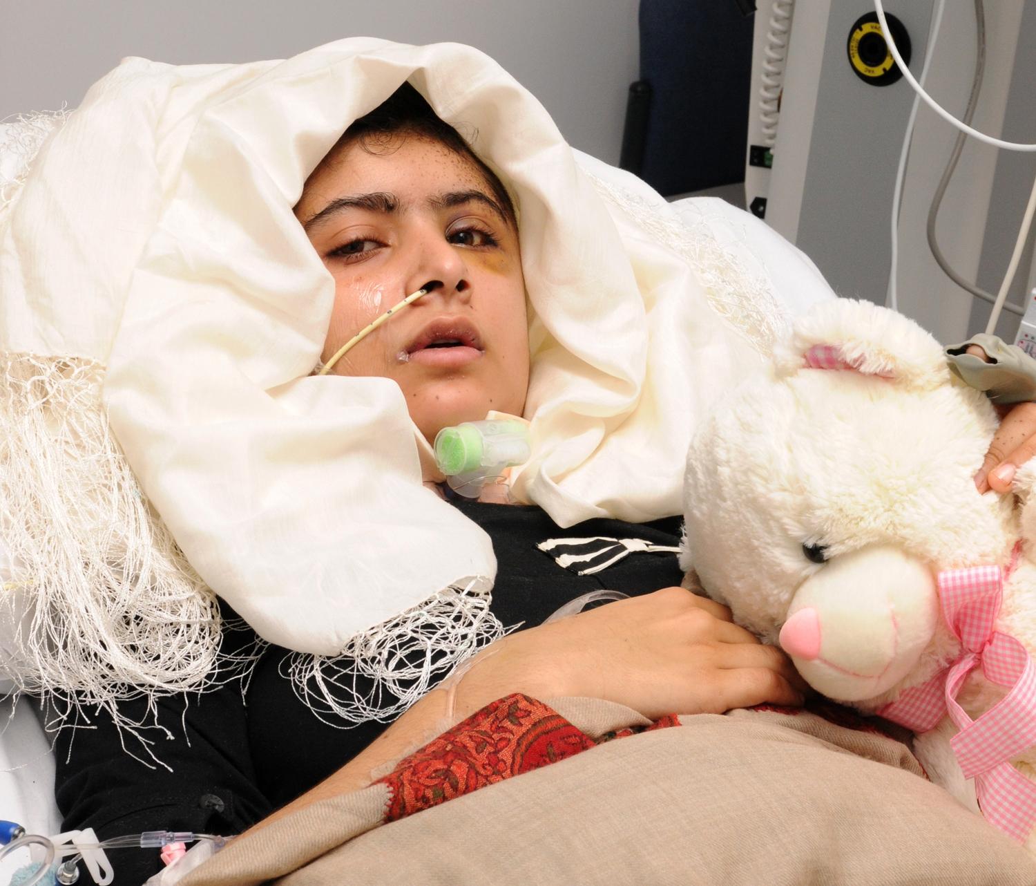 Malala flögs till ett sjukhus i Birmingham för vård.