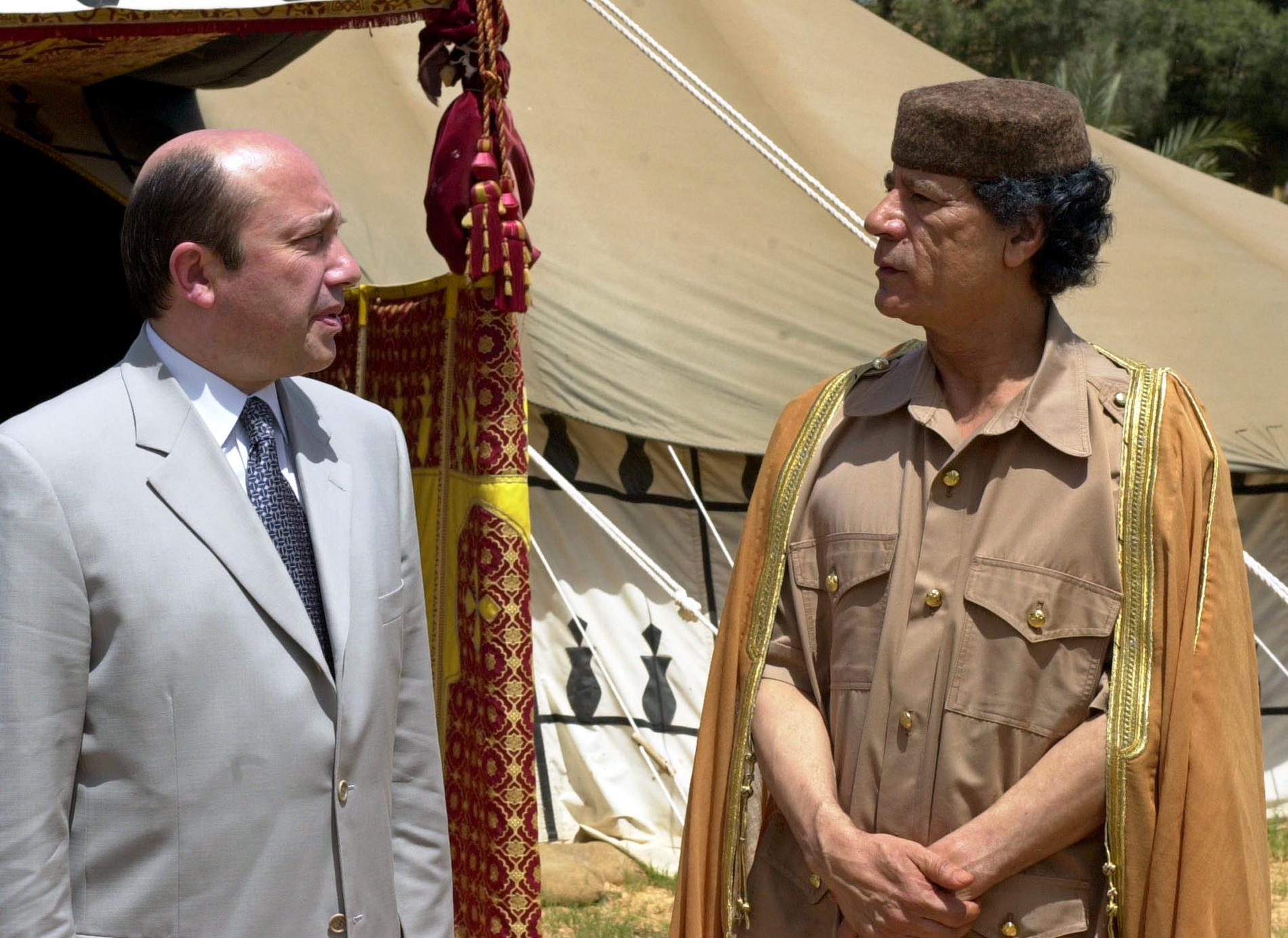 2001 träffar Muammar Gaddafi Rysslands dåvarande utrikesminister Igor Ivanov.