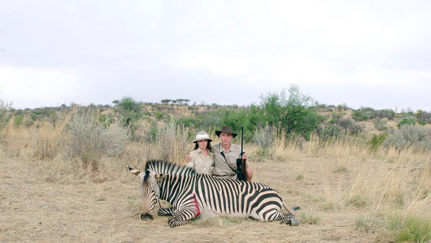 Ränderna går aldrig ur. De österrikiska syskonen i Seidls ”Safari” poserar med den zebra de skjutit.