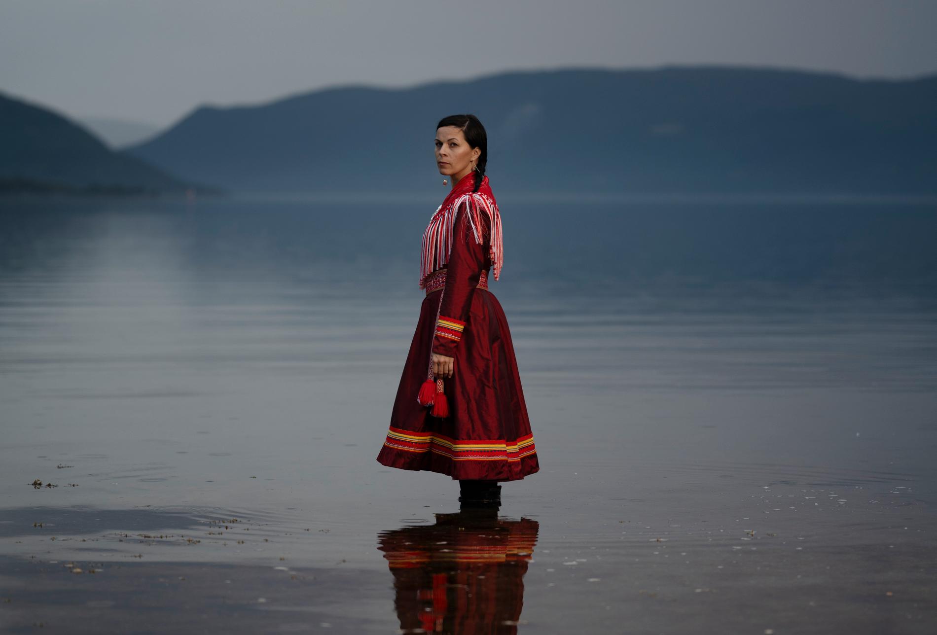 Elin Anna Labba debuterade 2020 med det Augustprisade sakprosaverket ”Herrarna satte oss hit”, en skildring av tvångsförflyttningen av samiska familjer. Nu är hon aktuell med sin första roman, ”Far inte till havet”.