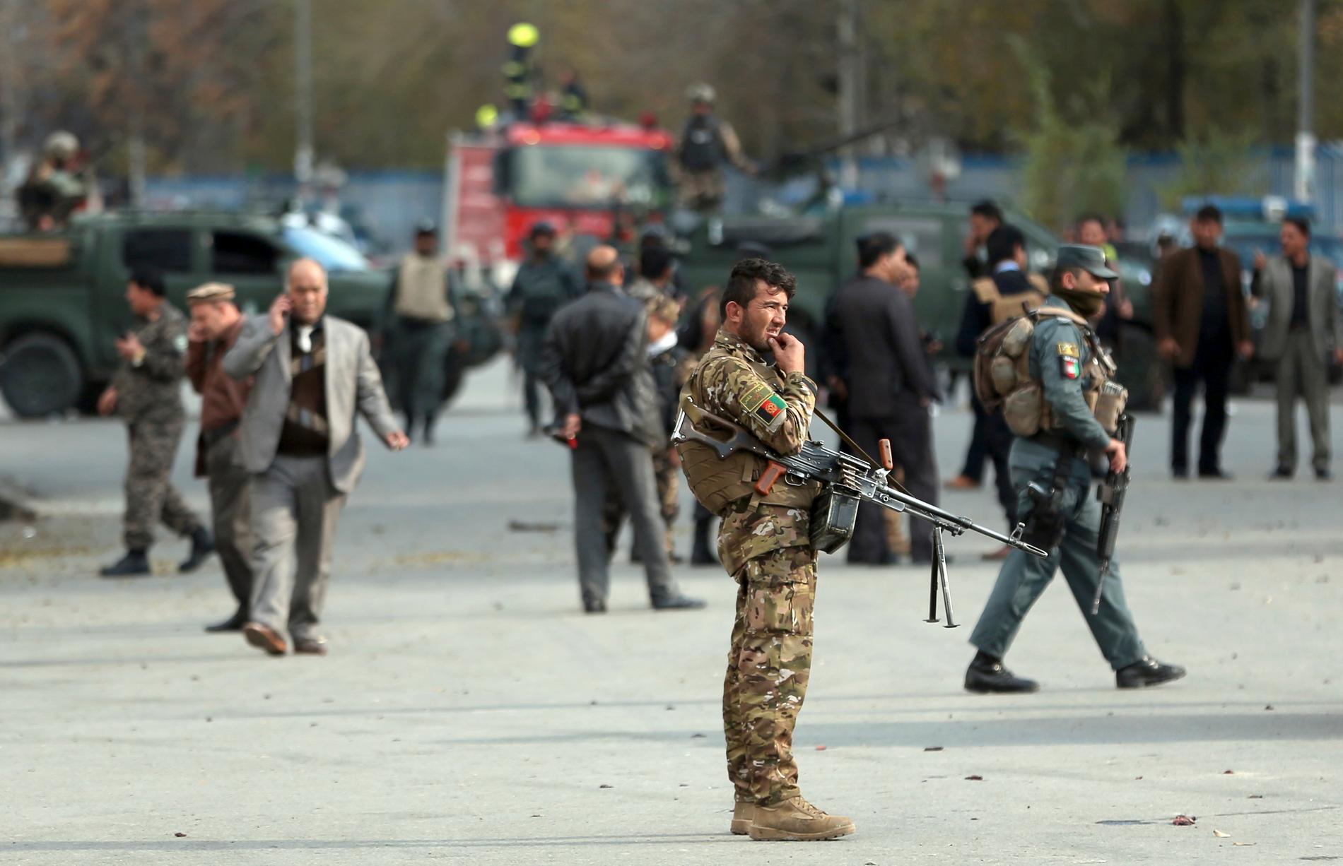 Afghanska säkerhetsstyrkor inspekterar attentatsplatsen i Kabul.