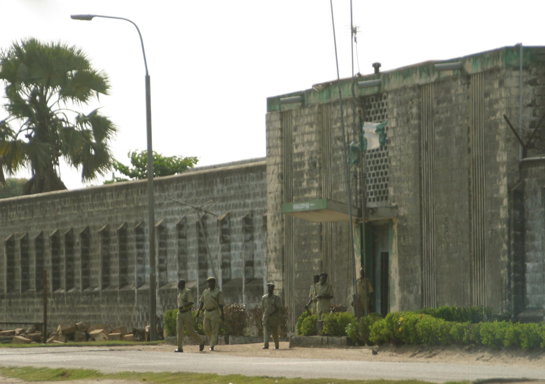 Omkring 575 fångar har blivit fritagna av beväpnade män i Nigeria. På bilden syns ett annat fängelse i landet. Arkivbild.