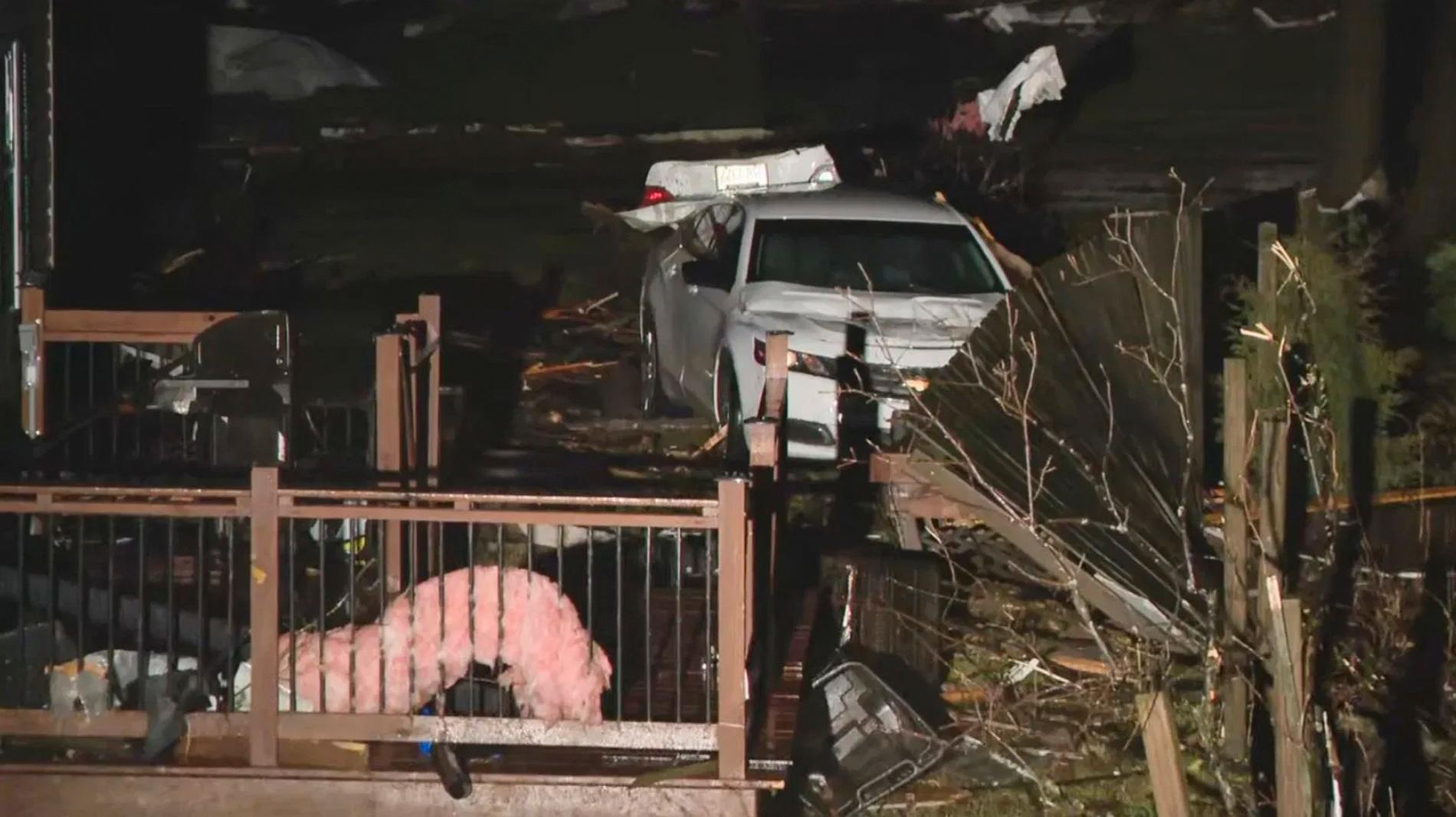Bild visar förstörelse från det kraftiga ovädret som orsakat två personers död i Ohio under torsdagen.