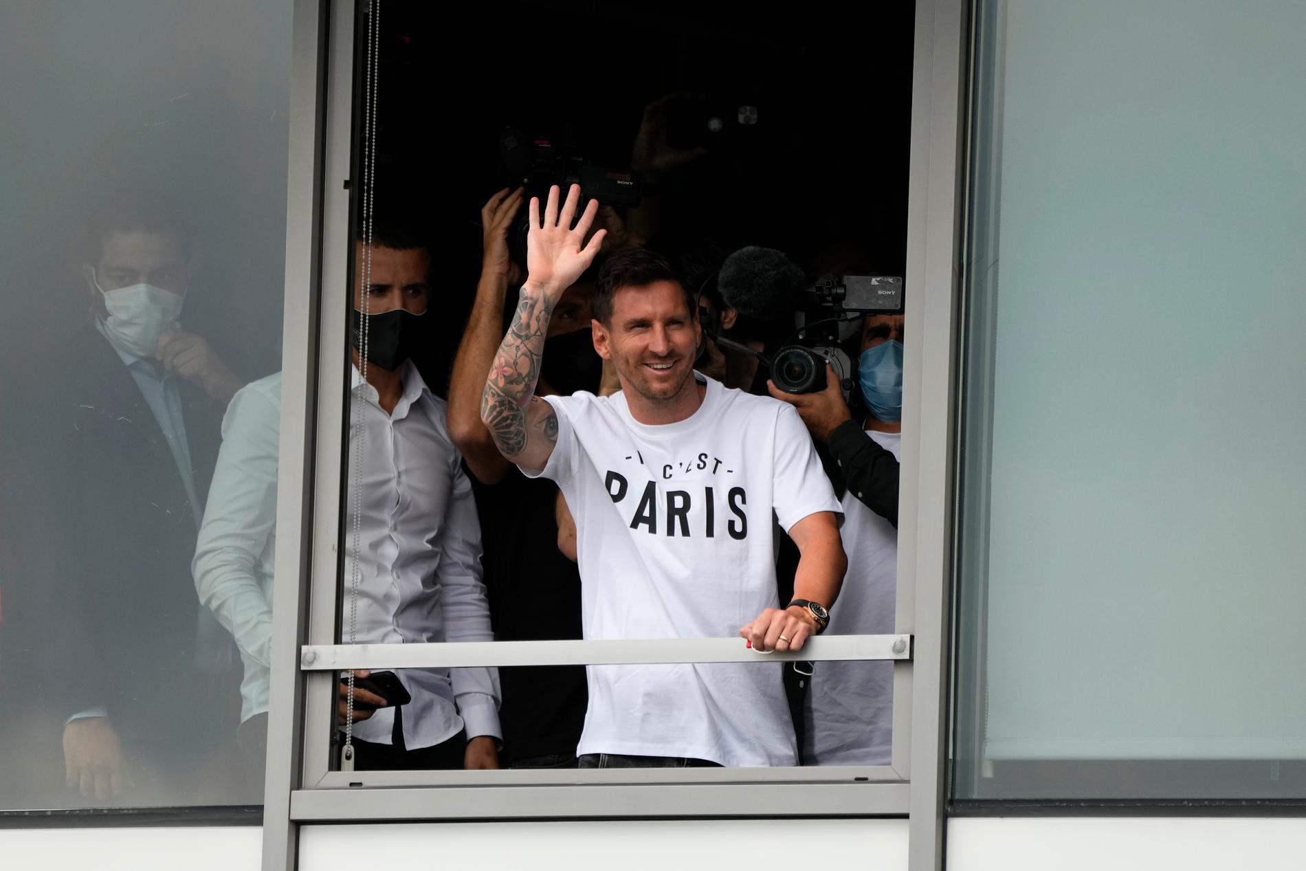 Messi på plats vid flygplatsen i Paris.  