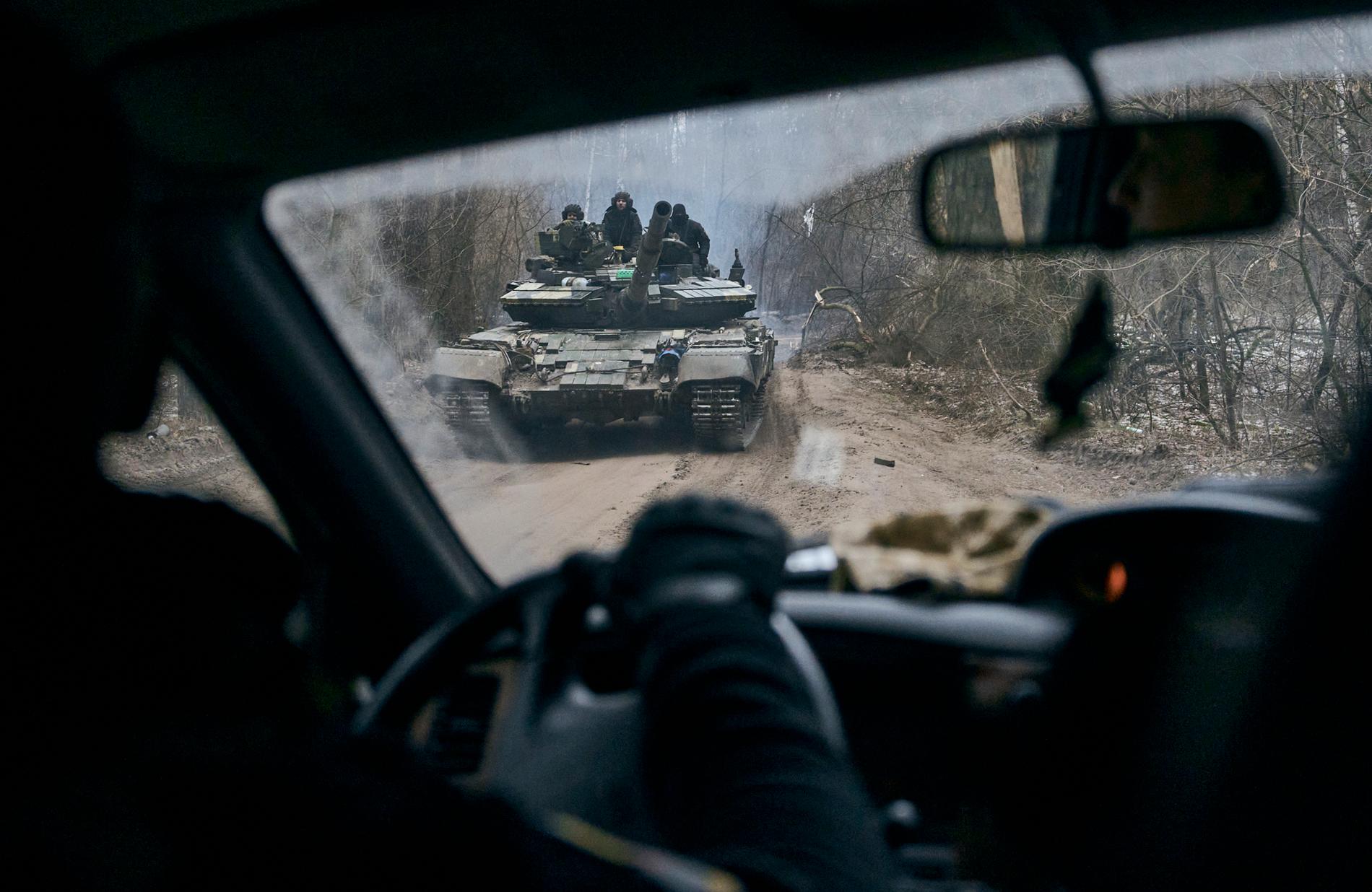Ukrainska soldater färdas på en stridsvagn nära fronten i Luhansk tidigare i år.
