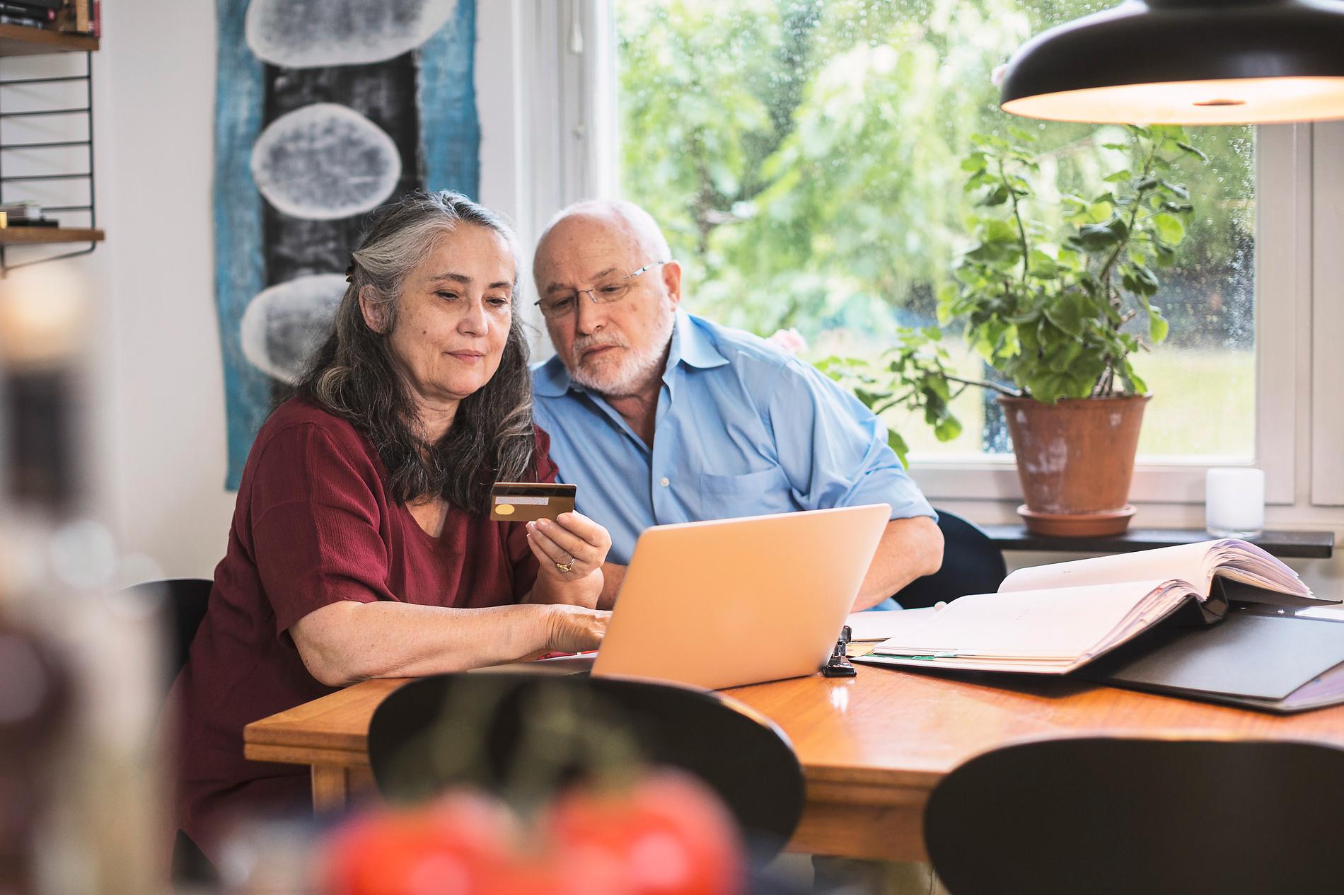 Hitta klippet på nätet. På sajter som Pensionärsrabatt och Smart senior finns massor av pensionärsrabatter samlade.