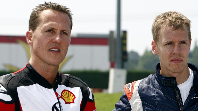 Michael Schumacher håller på landsmannen Sebastian Vettel.