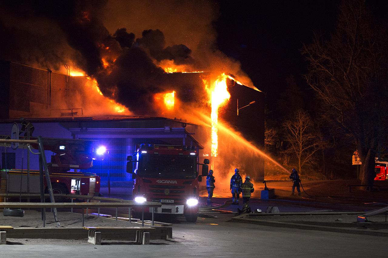 Räddningstjänsten bekämpade en stor brand som har bröt ut i Slättgårdsskolans gymnastikhall i Bredäng i södra Stockholm på söndagskvällen.