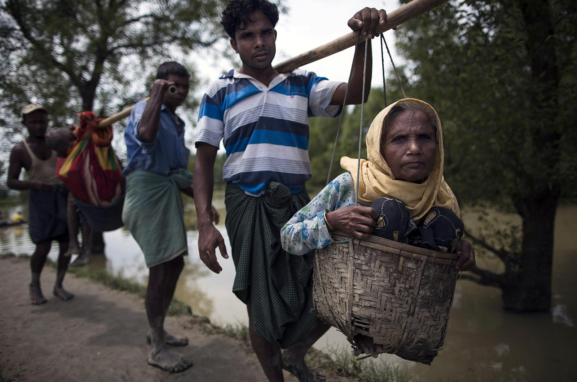 Rohingyaflyktingar tar sig till säkerhet i Bangladesh.  