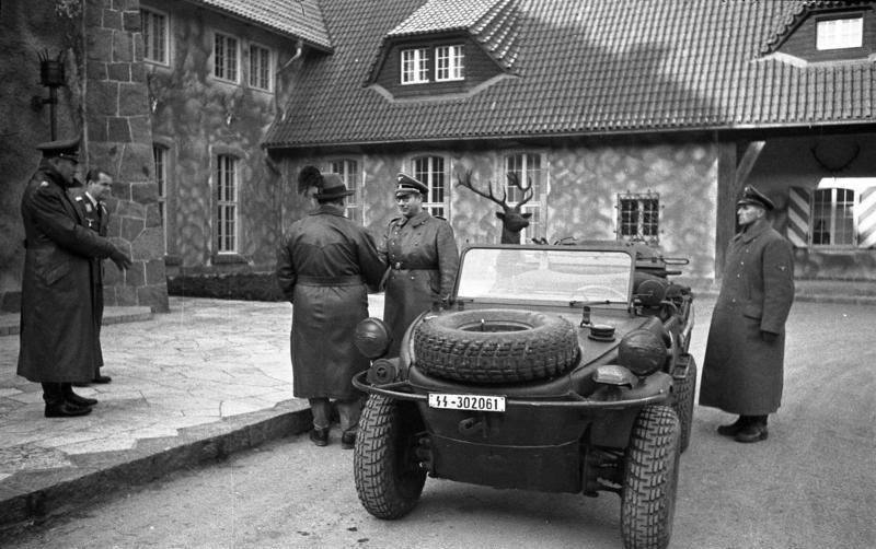 Hermann Göring välkomnar en SS-chef till sin lantegendom Karinhall.