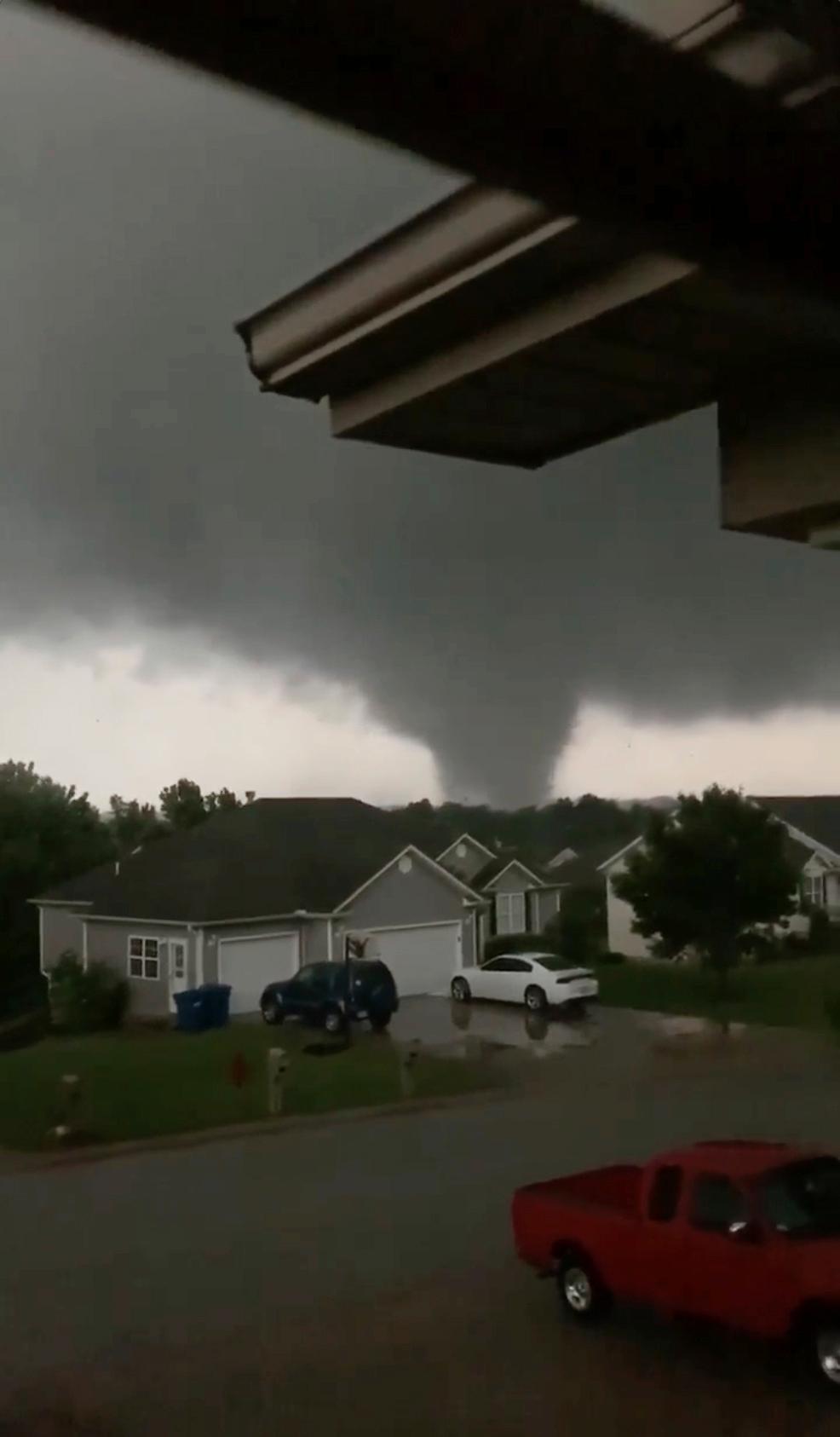 En skärmdump från en film som visar tornadon i Carl Junction. 