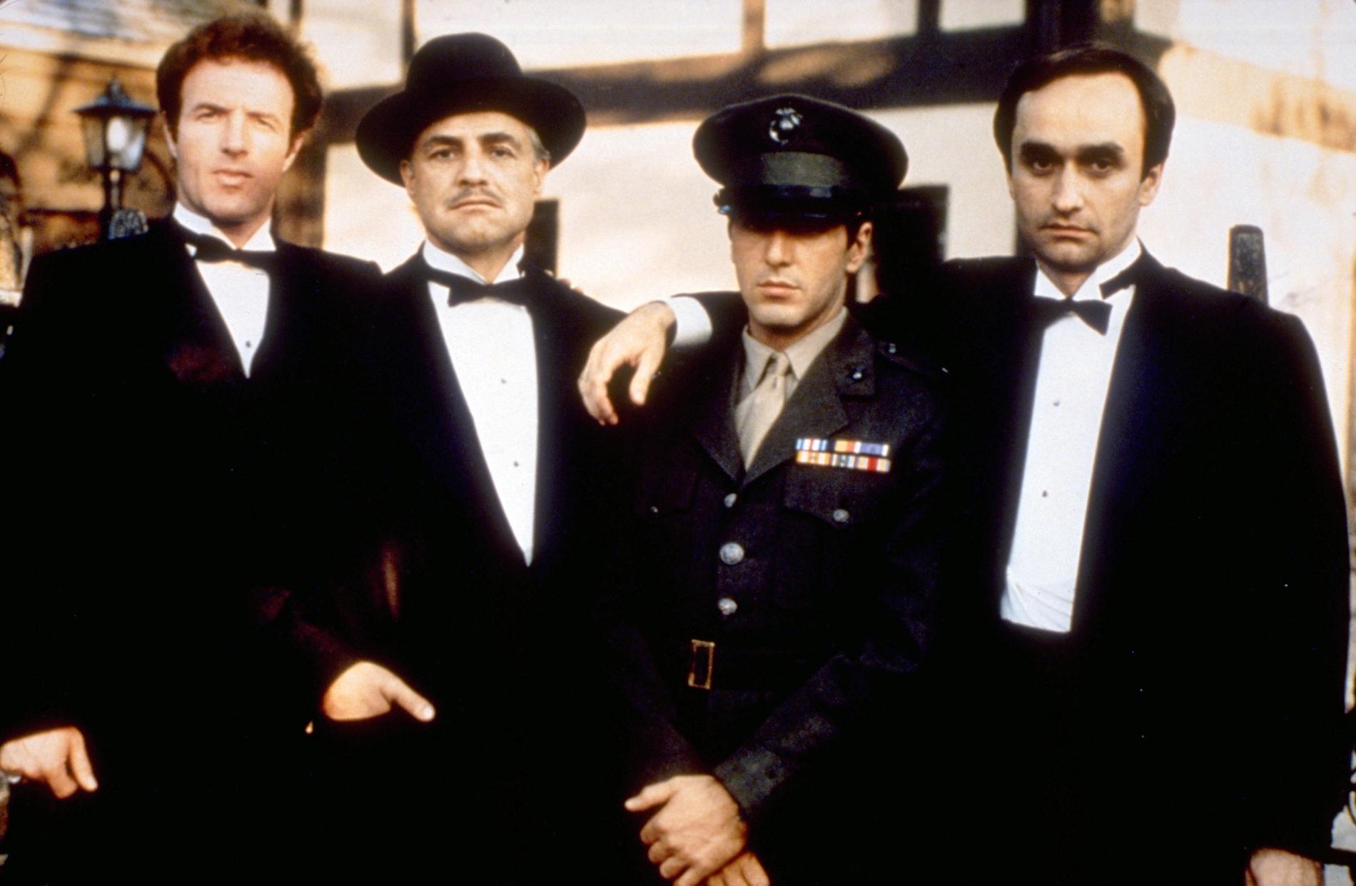 James Caan (”Sonny”), Marlon Brando (”Don Vito Corleone”),  Al Pacino (”Michael”) och John Cazale (”Fredo”) i ”Gudfadern”.