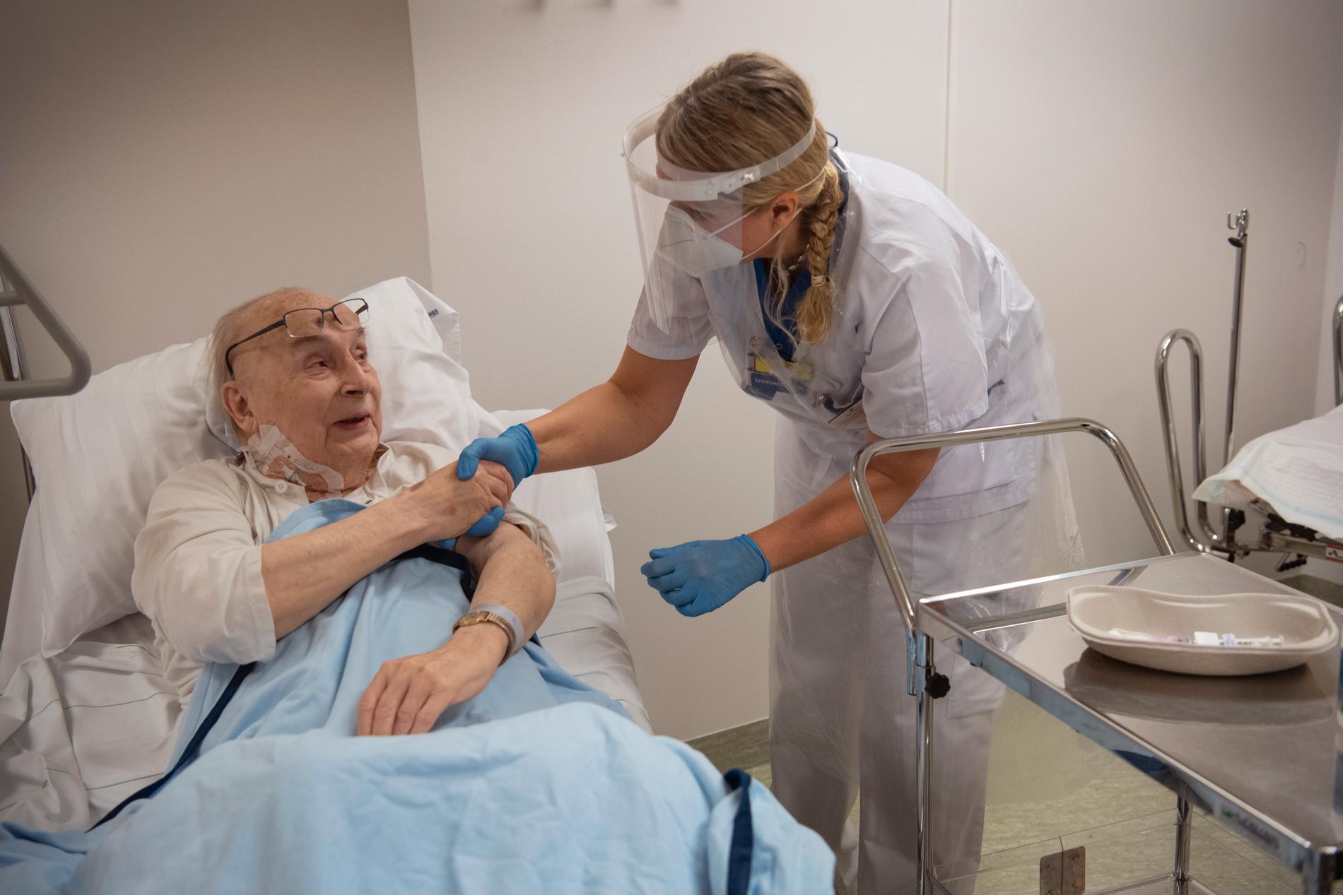 84-årige Bruno Mörk blev den förste i Uppsala att få vaccinet. Här tackar han Karin Fischer Liddle, avdelningschef på infektionskliniken vid Akademiska sjukhuset.