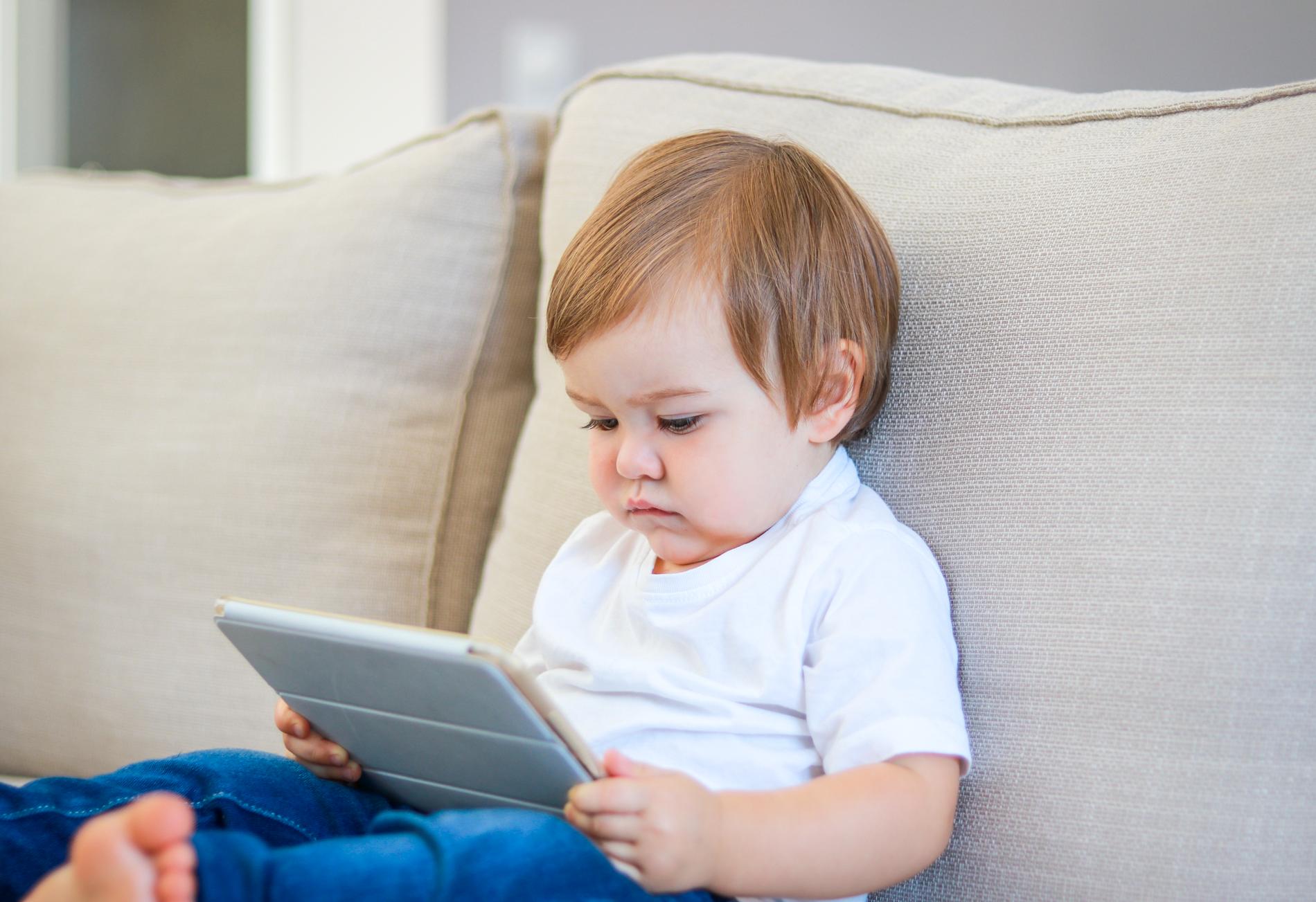Svenska Barnläkarföreningen vill se hårdare rekommendationer för barns skärmanvändning.