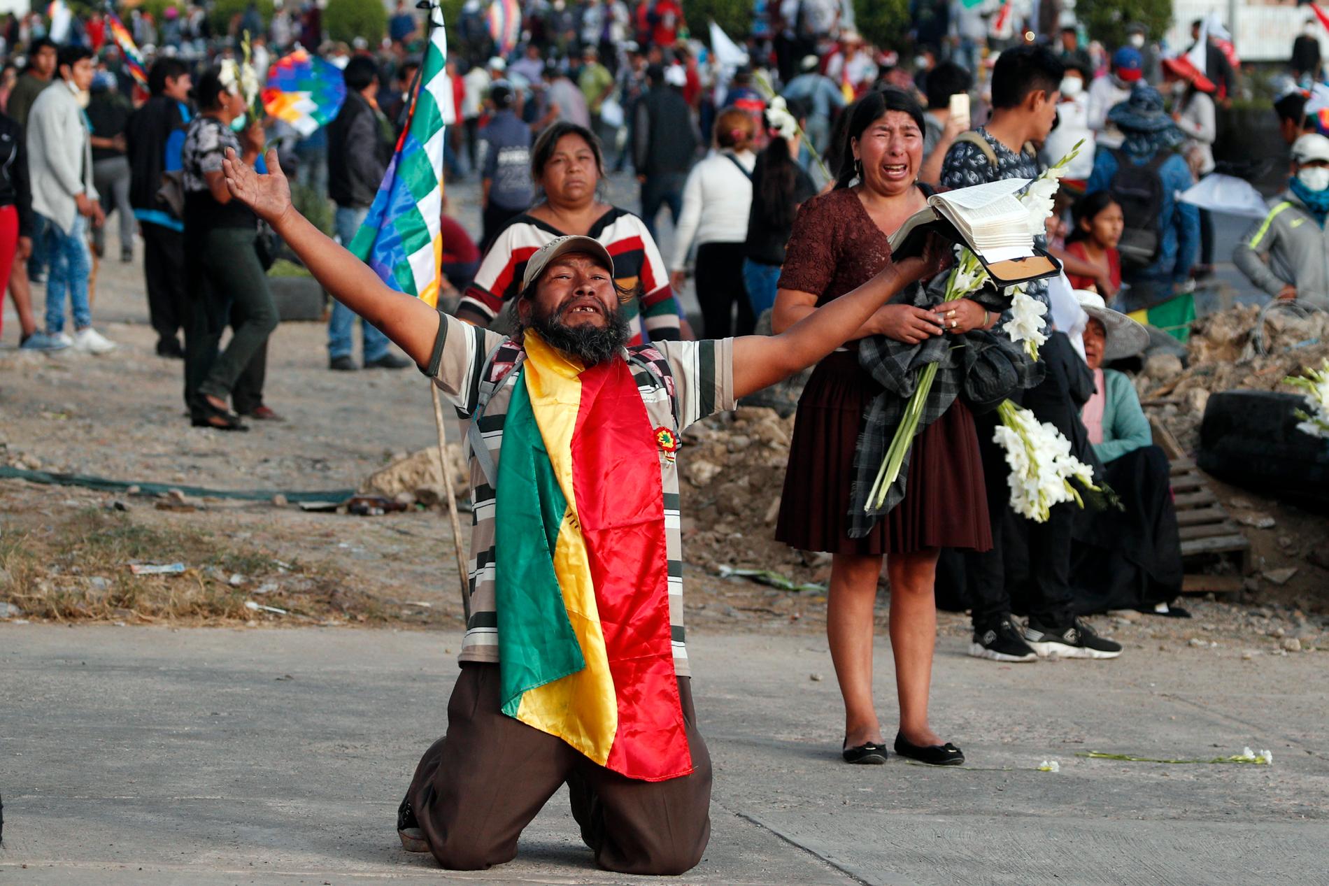En av Evo Morales supportrar lyfter händerna och ber polisen om tillstånd att marschera till stöd för den förre presidenten, som avgick och flydde till Mexiko den 12 november. Cochamba, Bolivia.