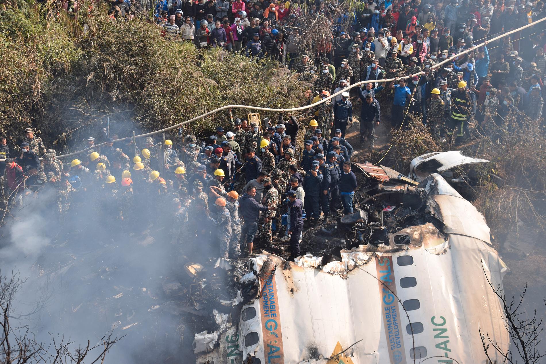 Nepalesiska räddningsarbetare och lokalbefolkning deltog i räddningsinsatsen vid vraket.