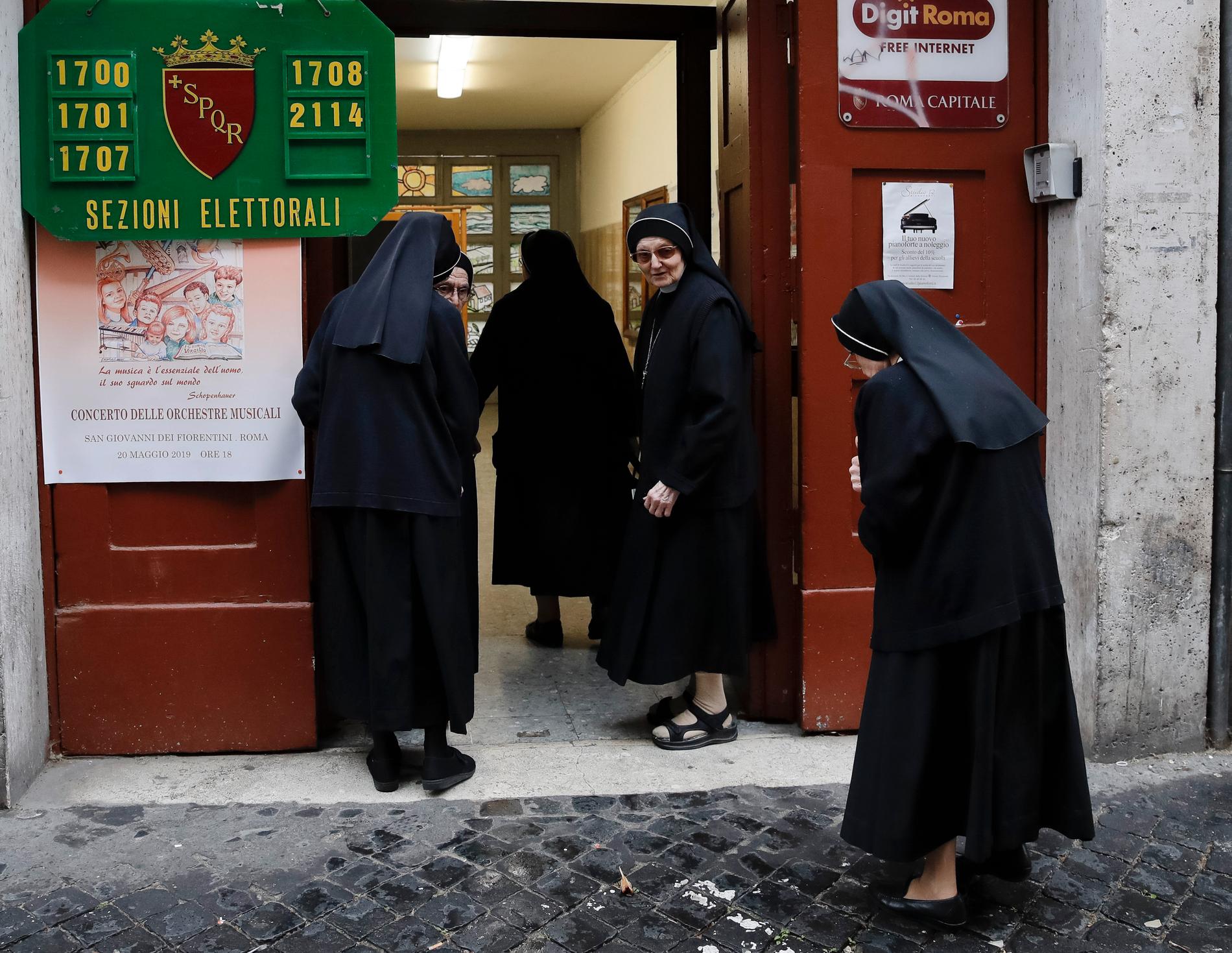 Katolska nunnor vid en vallokal i Rom. 