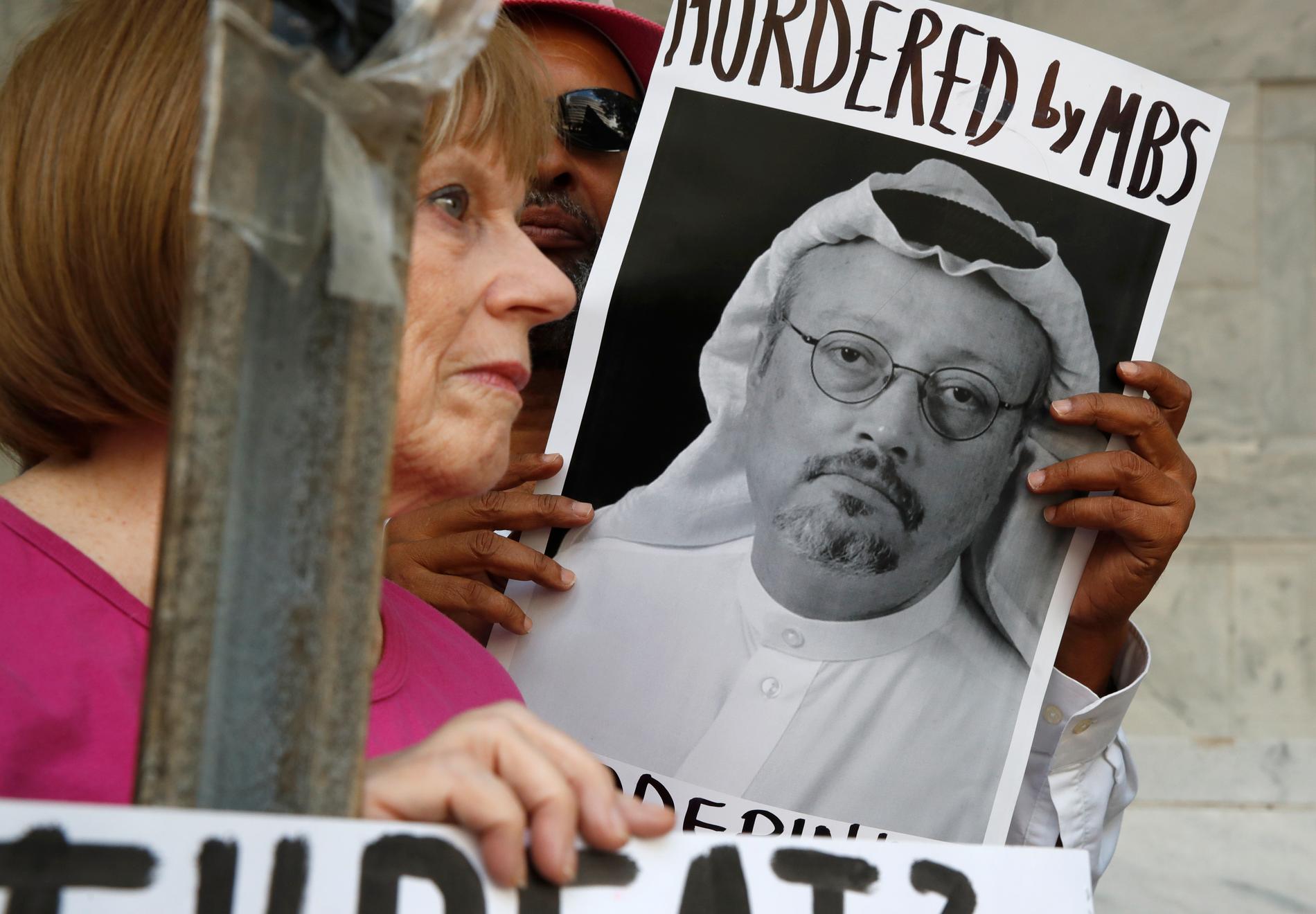 En demonstrant utanför Saudiarabiens ambassad i Washington med en bild på den försvunne journalisten Jamal Khashoggi.