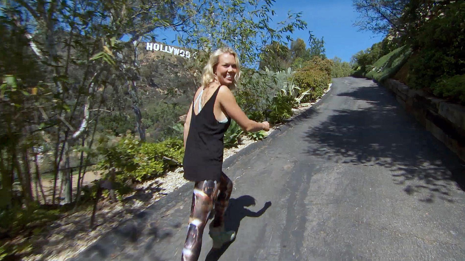 Sofie Prydz på infarten till huset, med Hollywood-skylten i bakgrunden.