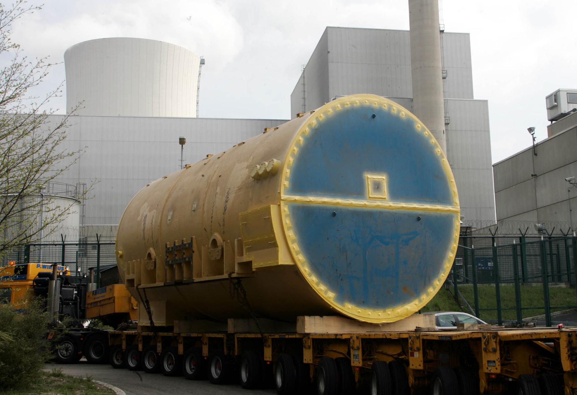 En ny generator levereras till Philippsburg 2005. Nu stänger kärnkraftverket för gott. Arkivbild.