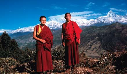 Det är inte alls ovanligt att stöta på buddistmunkar längs stigen till berget Api Himal i Nepal.