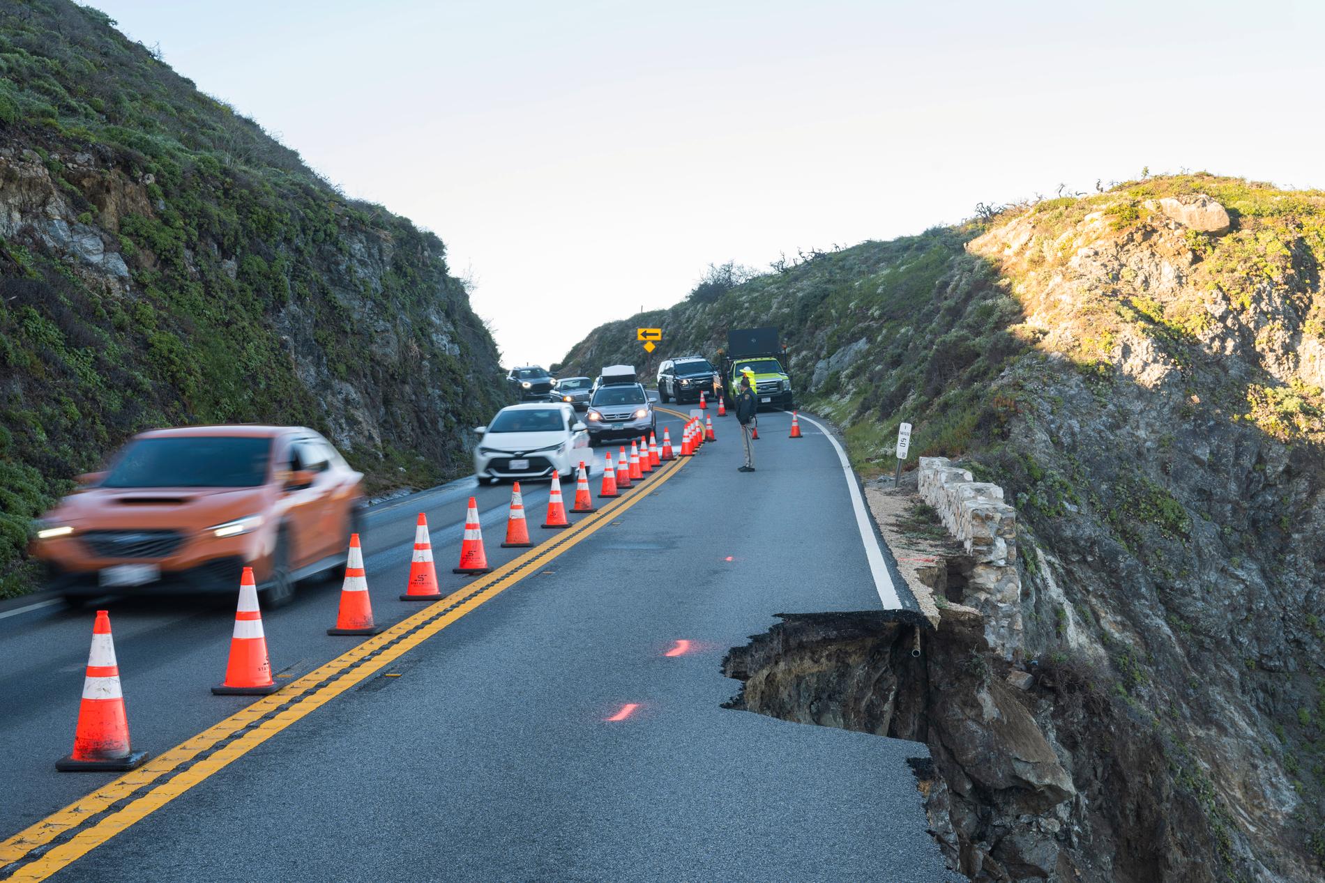 En stor bit av klassiska Highway 1 i Kalifornien har brutits loss och fallit ner i havet efter kraftiga regn.