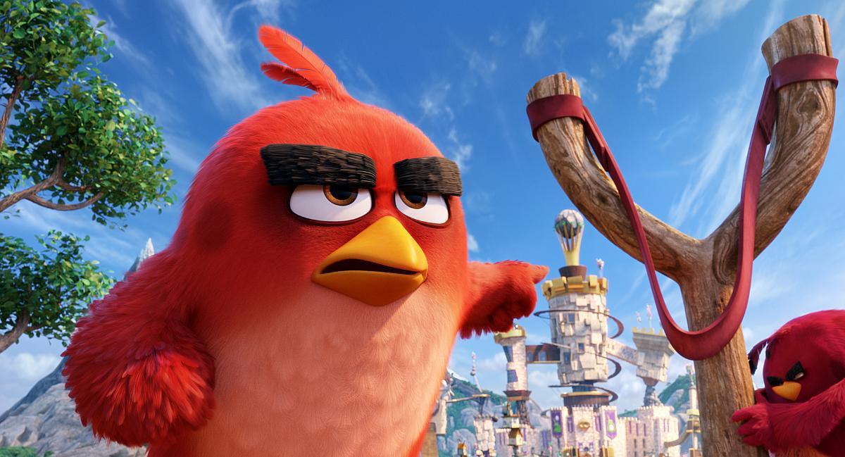 Fågeln Red har huvudrollen i knäppa, knasiga och underhållande ”Angry birds – the movie”.