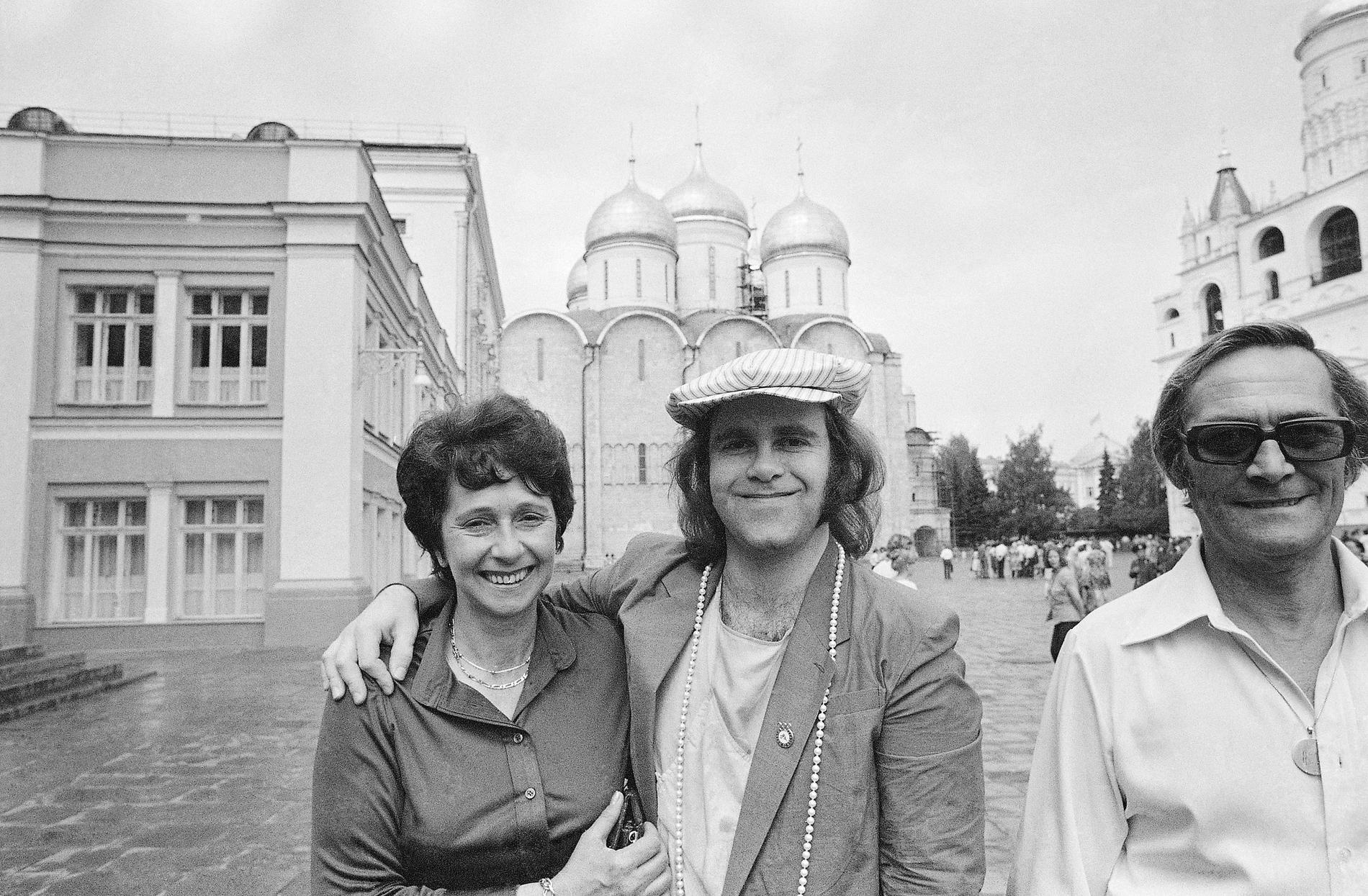 Elton John håller om sin mamma Sheila på Röda torget i Moskva 1979. Till höger om dem står Sheilas make Fred Farebrother. Arkivbild.