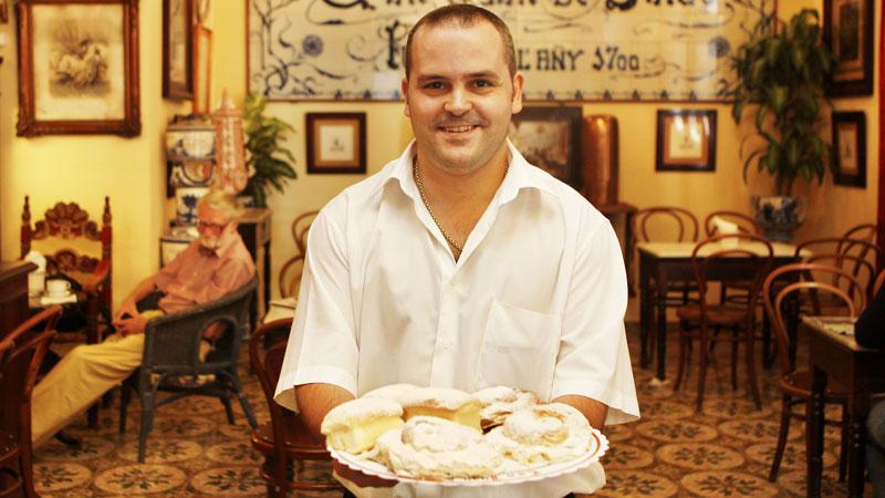 José Fransisco håller stolt fram ett fat med sötsaker. Ca’n Juan de S’aigo är Palmas äldsta kafé och har stans bästa ensaimadas.