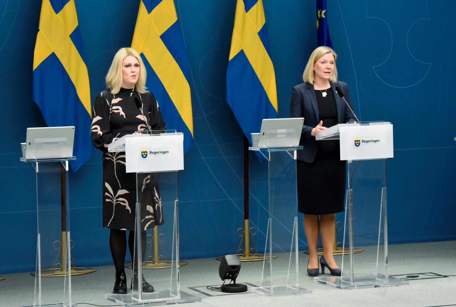 Lena Hallengren och Magdalena Andersson under pressträffen. 