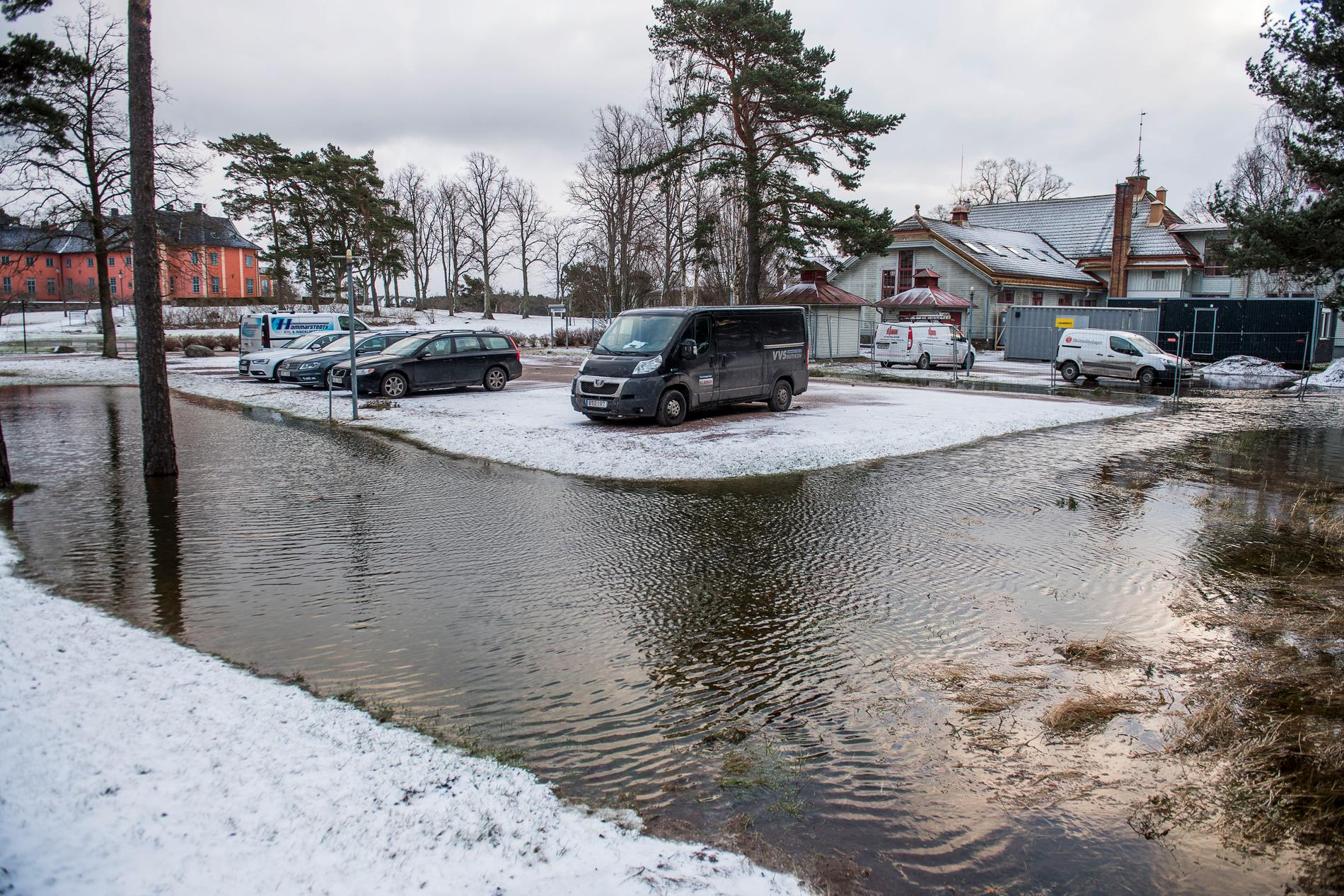 Översvämningar på Norra Dragsundet utanför  Kalmar under onsdagens storm och höga vattenstånd. Vattenståndet är långt över det normala i Kalmar och därför har många vägar behövt spärras av på grund av översvämningar. Även många strandnära hus är drabbade.
