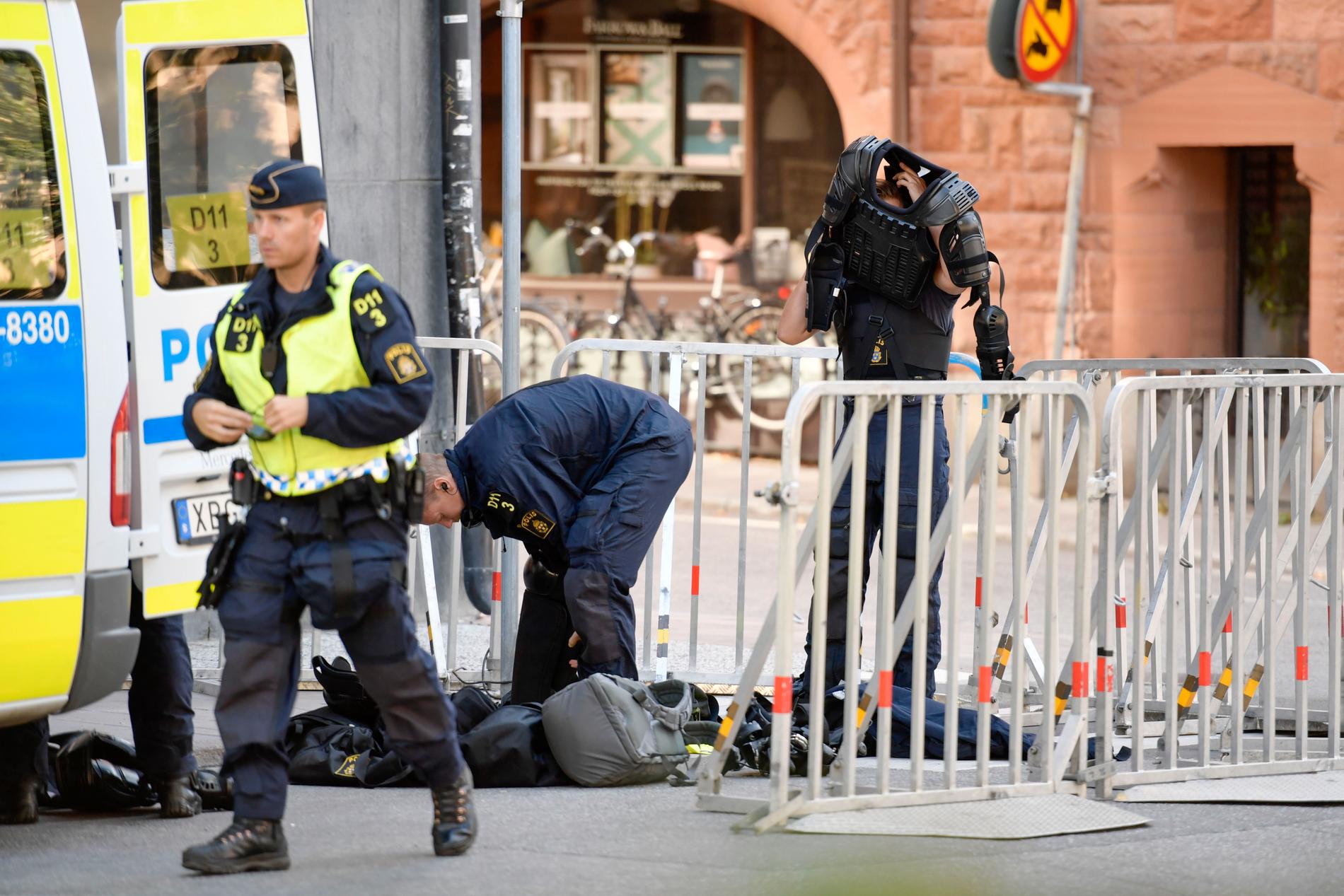 Poliser förbereder sig för NMR-demonstrationen på Kungsholms Torg i Stockholm.