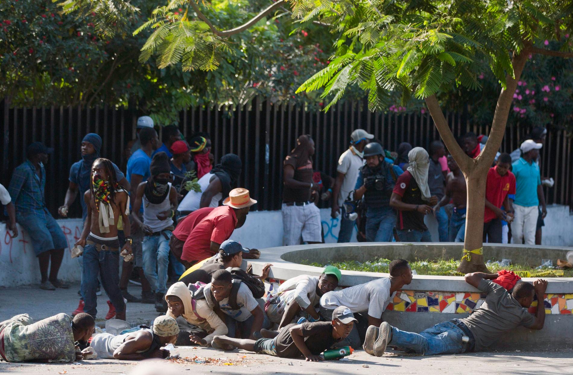 Flera personer har dödats i protesterna på Port-au-Princes gator.