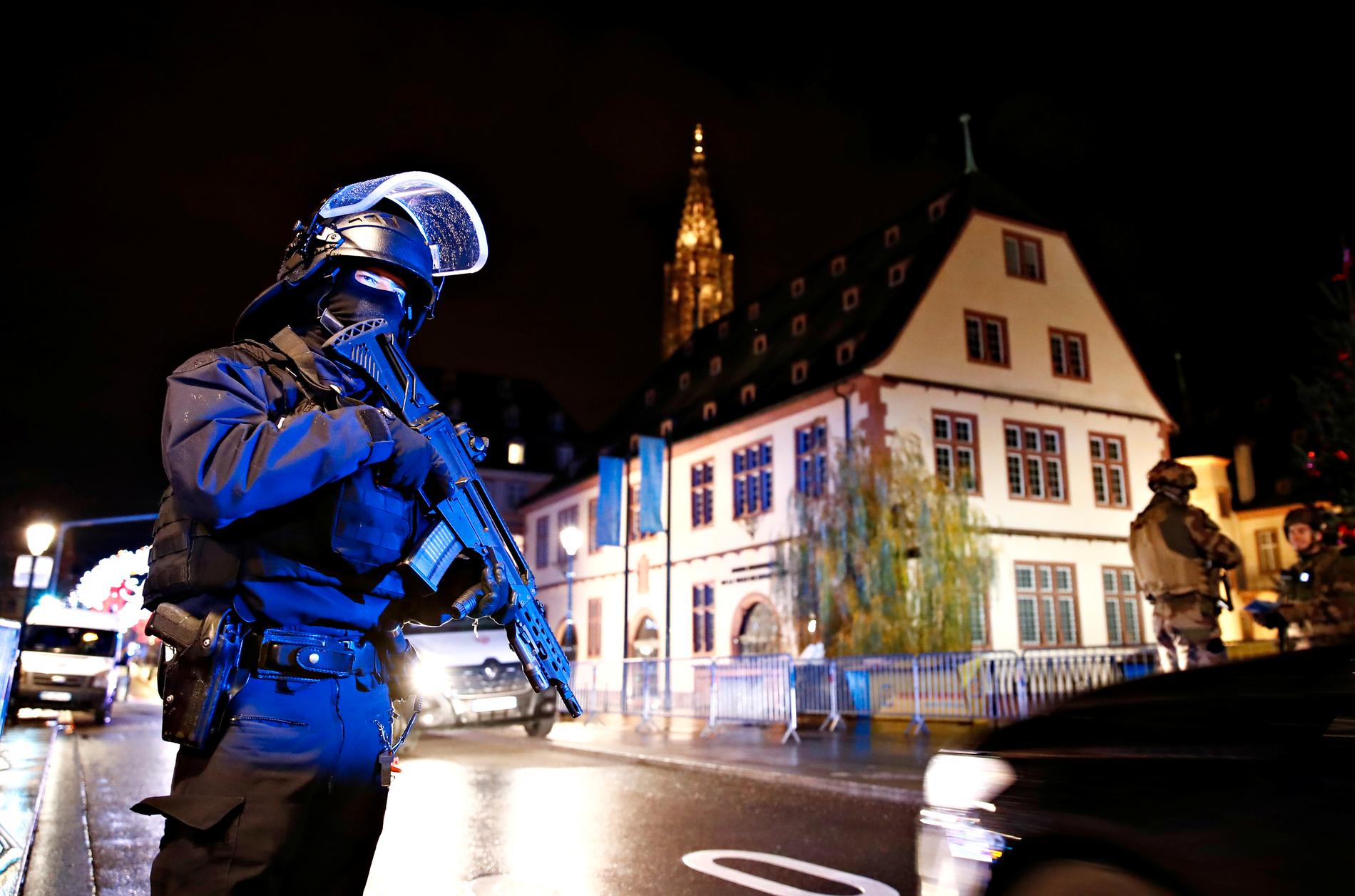 Fransk polis har spärrat av gatorna runt attentatsplatsen i centrala Strasbourg.