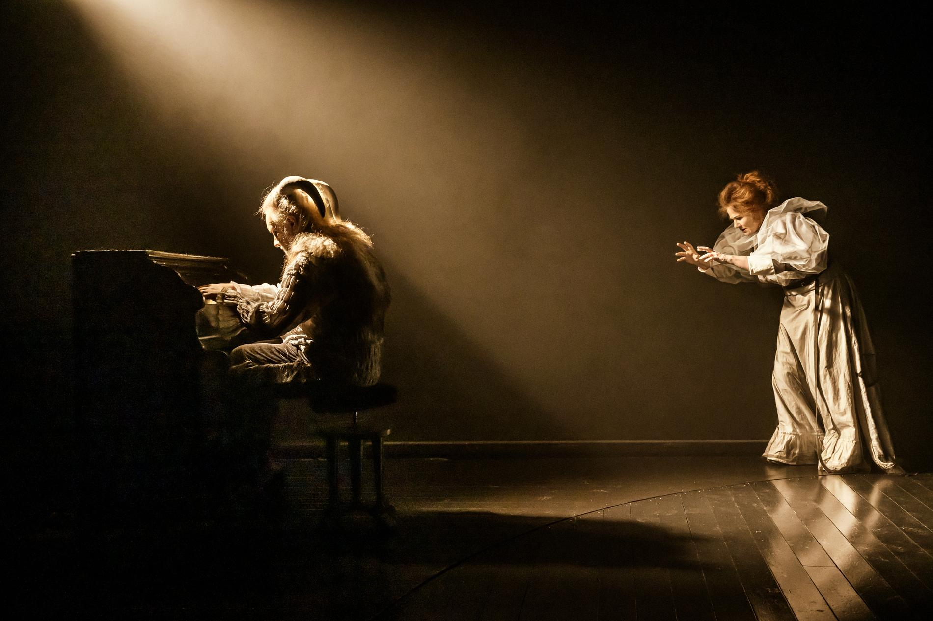 Kent Olofsson vid pianot och Anna Azcárate i titelrollen på Strindbergs Intima teaters ”Fru Sorg”.