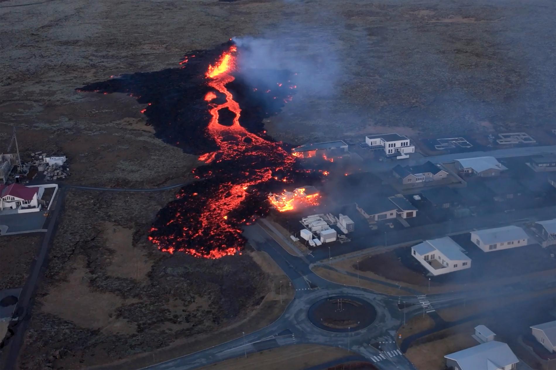 Grindavík nås av lavan efter förra helgens utbrott. 