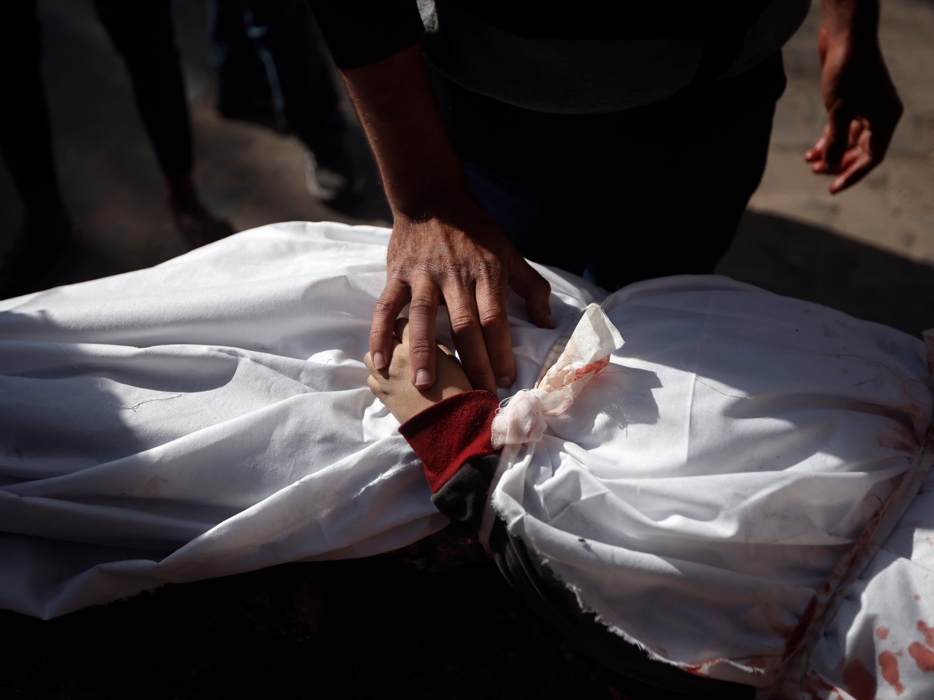Uppgifter: Hundratals kroppar i massgrav i Gaza