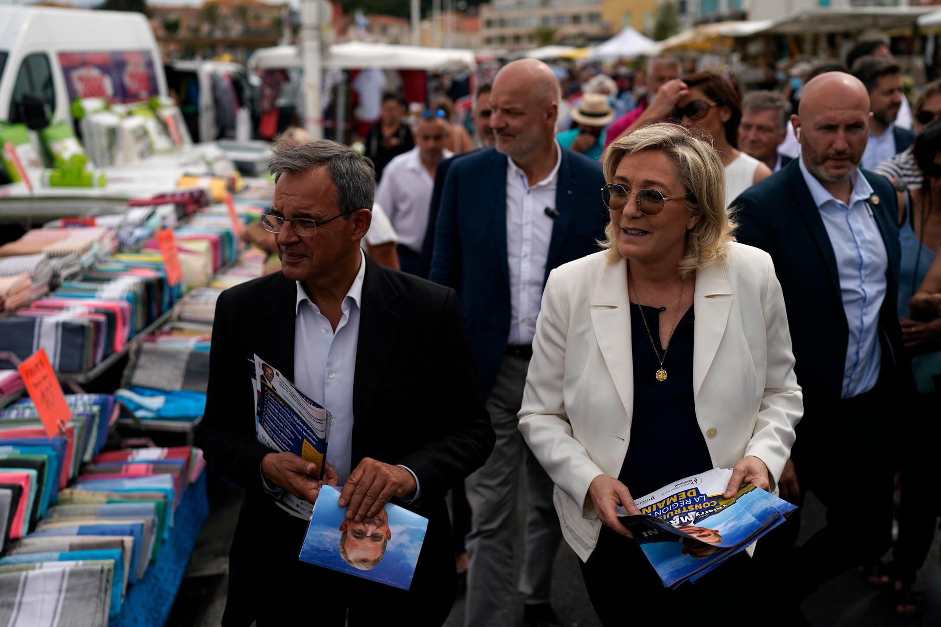 Förre transportministern Thierry Mariani och hans partiledare Marine Le Pen kampanjar för Nationell samling inför det franska regionalvalet.