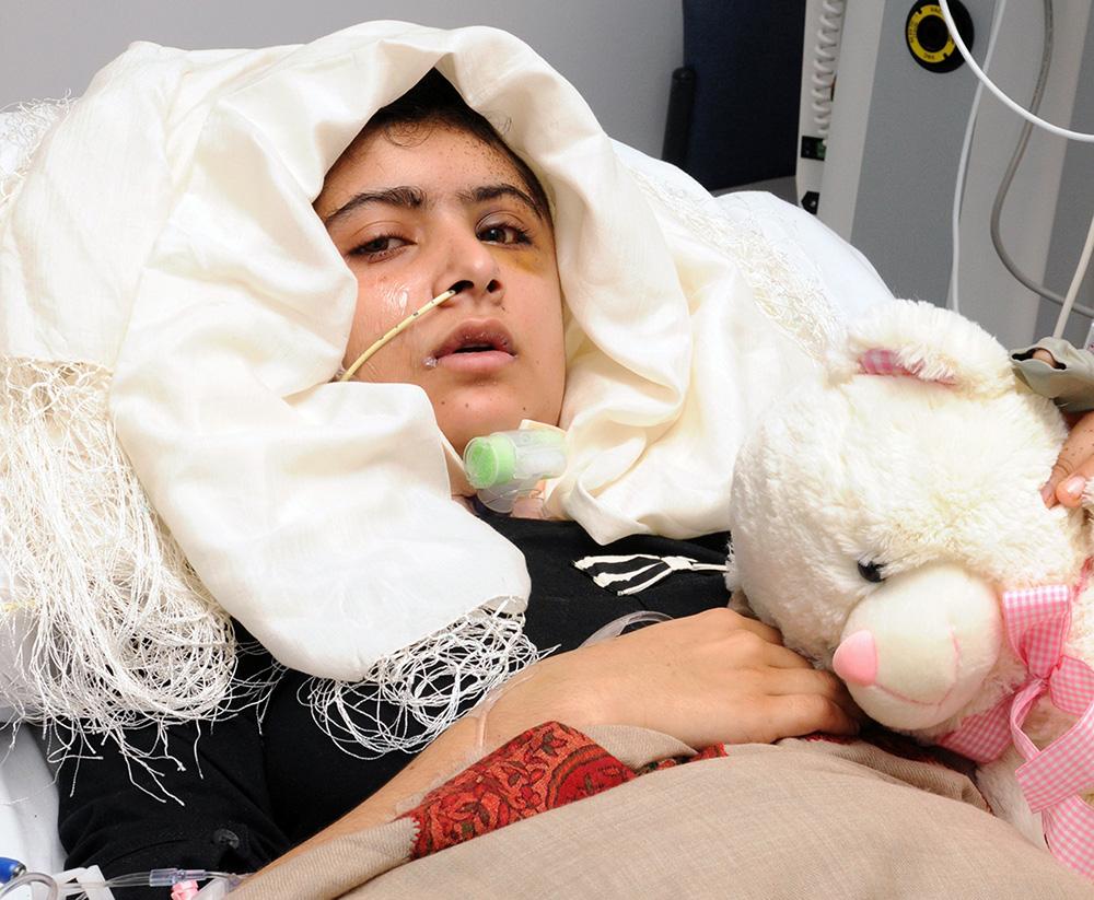 Den 9 oktober 2012, när Malala Yousafzai var på väg hem med en skolbuss, sköts hon i huvudet. Talibanerna tog på sig ansvaret för mordförsöket.