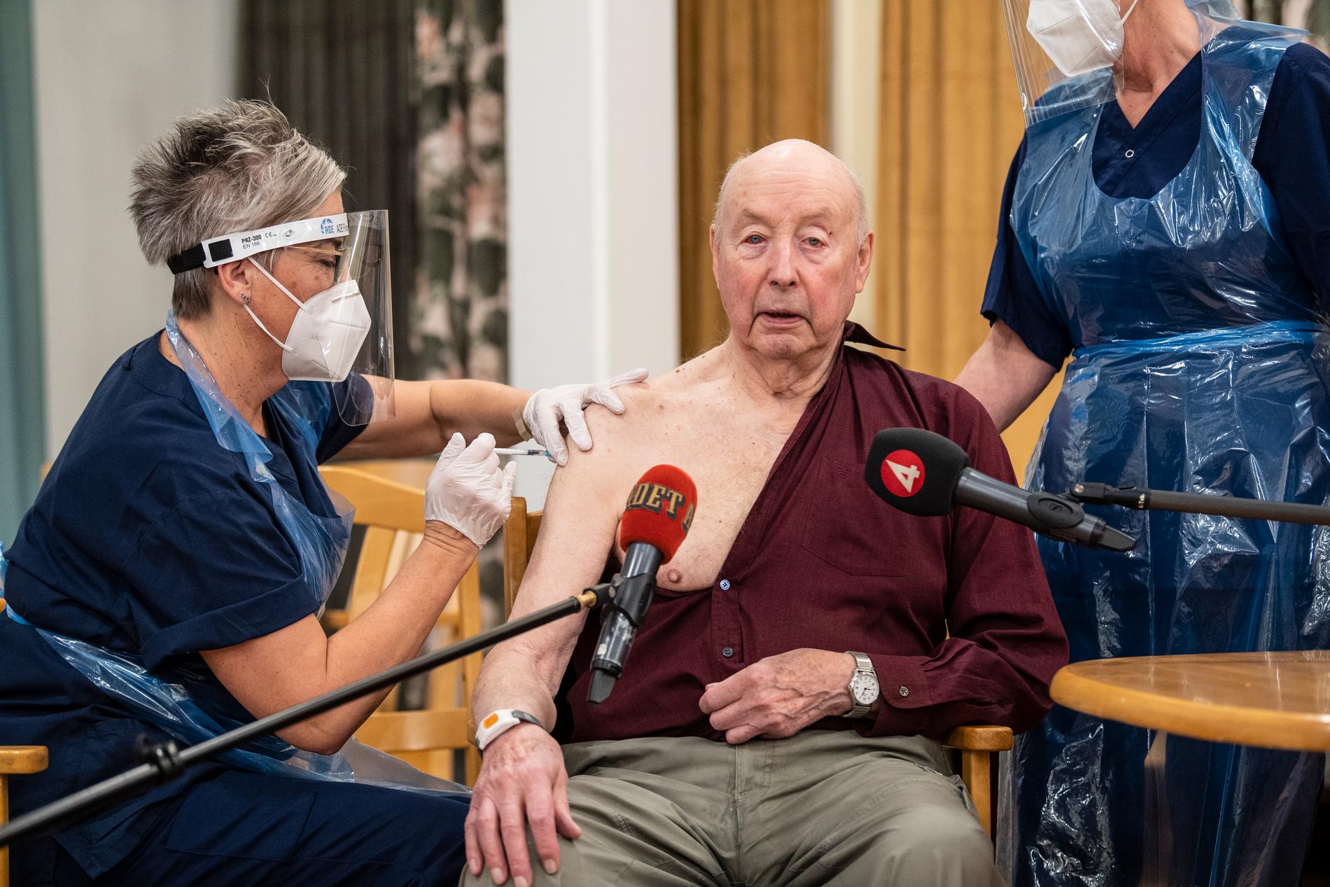91-årige Börje Grehn på Karlslunds äldreboende i Bollnäs får vaccin mot covid-19 den 27 december 2020.