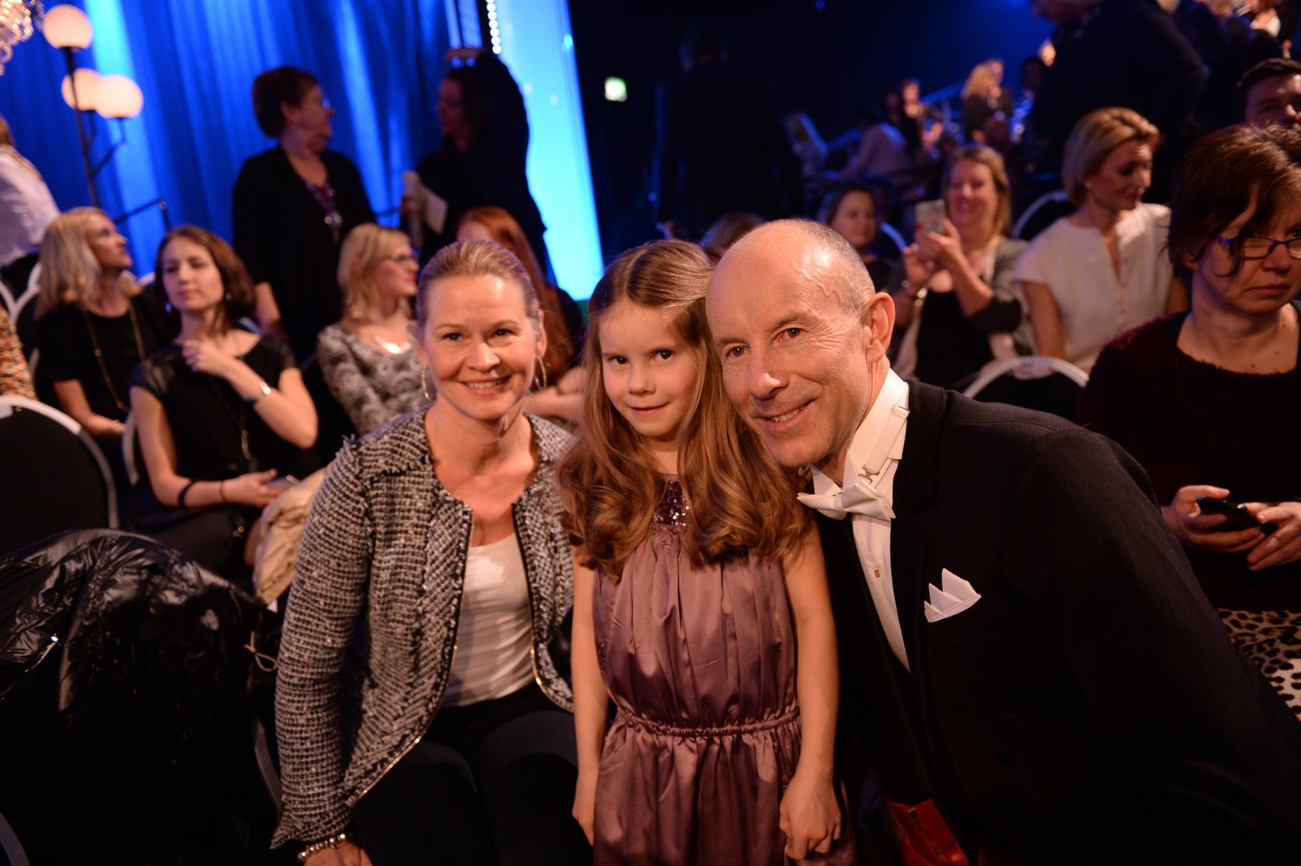 Ingemar Stenmark fick sällskap under direktsändningen av dottern Iza, 7 och sambon Tarja Olli.